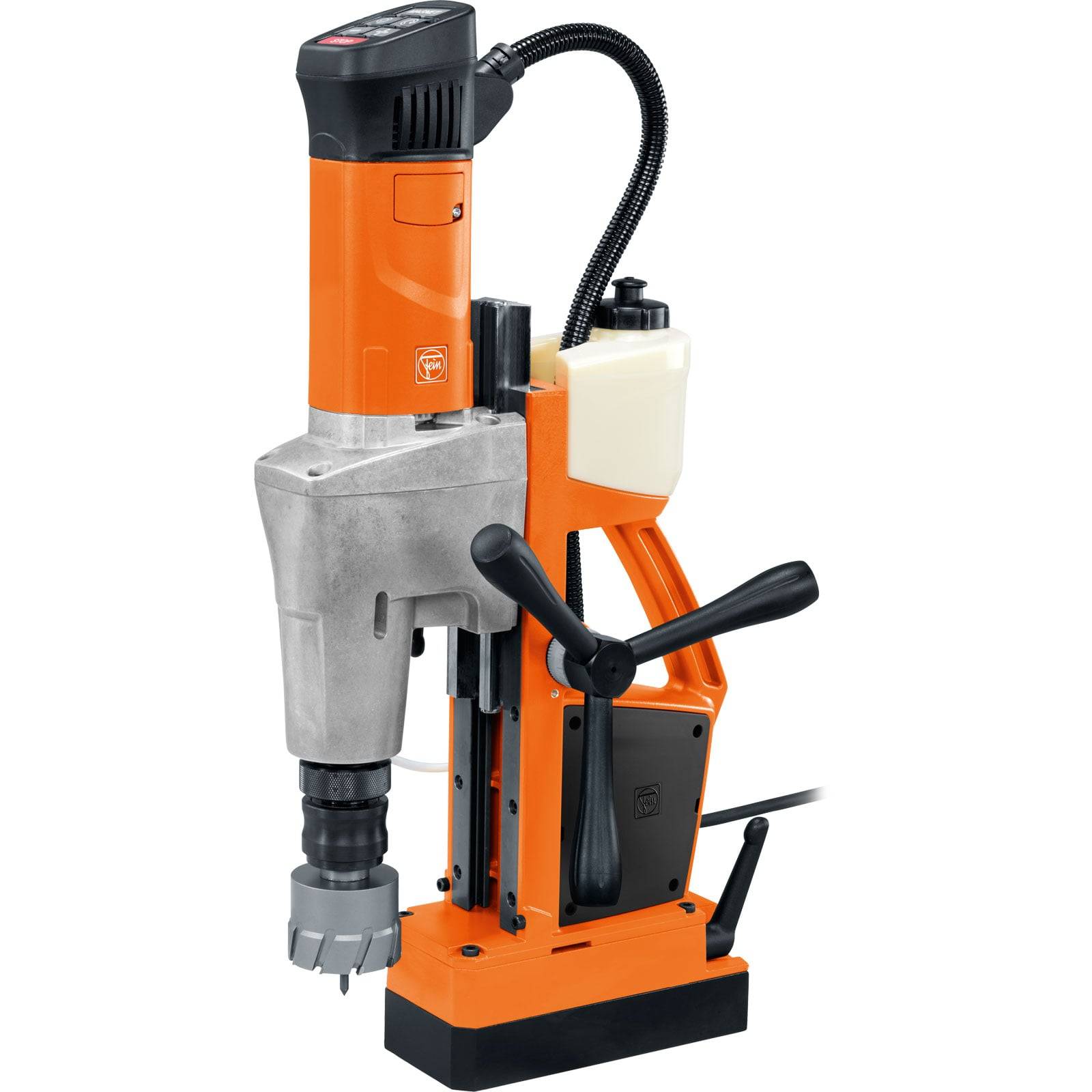 Eine industrielle orange und silberne Magnetbohrmaschine mit Griffen und Netzkabel, die zum Bohren schwerer Materialien in der Bauindustrie verwendet wird.