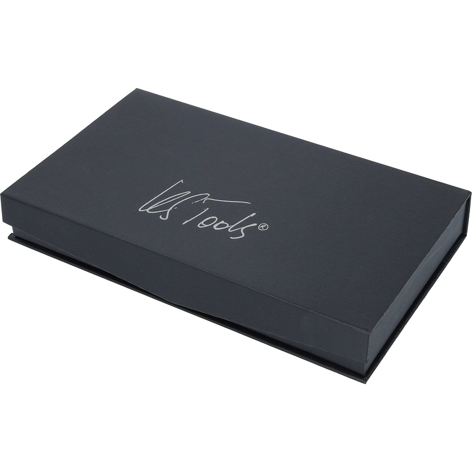 Eine geschlossene schwarze Box mit der Aufschrift „US Tools