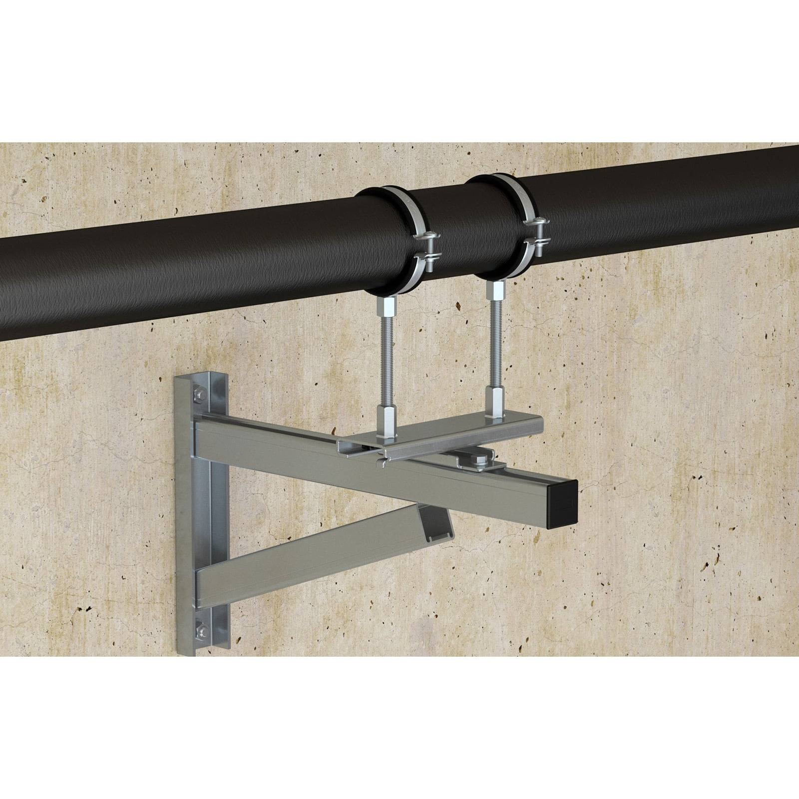 Eine Halterung unterstützt ein horizontales schwarzes Rohr, das an einer Wand befestigt ist. Die Halterung besteht aus verstellbaren Metallstangen und Rohrklemmen.