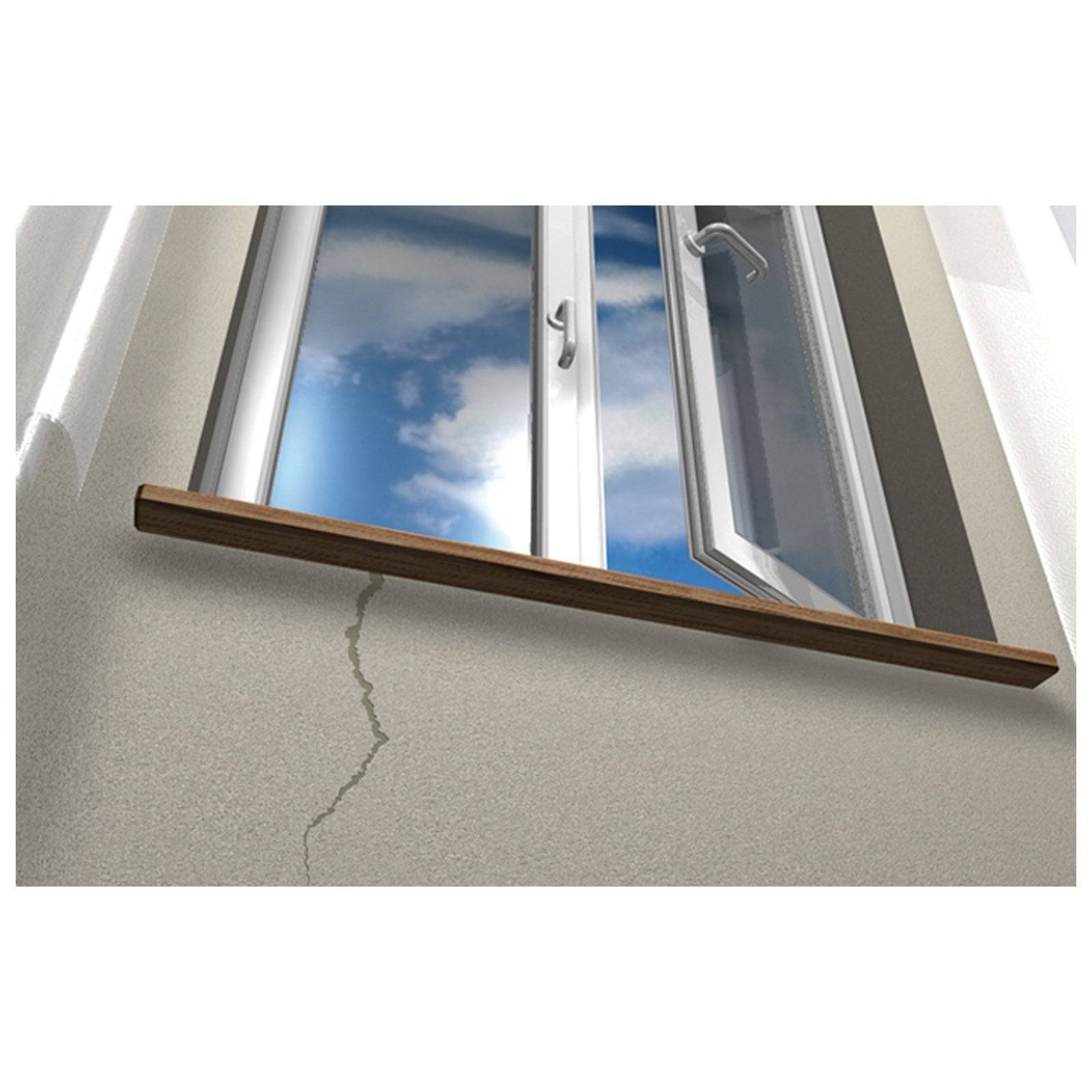 Ein Fenster, halb geöffnet, mit Blick auf einen blauen Himmel und Wolken; unterhalb des Fensters zeigt eine Wand einen sichtbaren Riss.