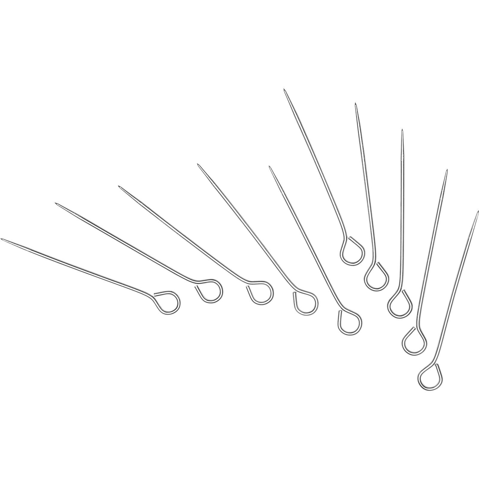 Mehrere silberne Nähnadeln mit Ösen, die in einem fächerartigen Muster auf einem weißen Hintergrund angeordnet sind.