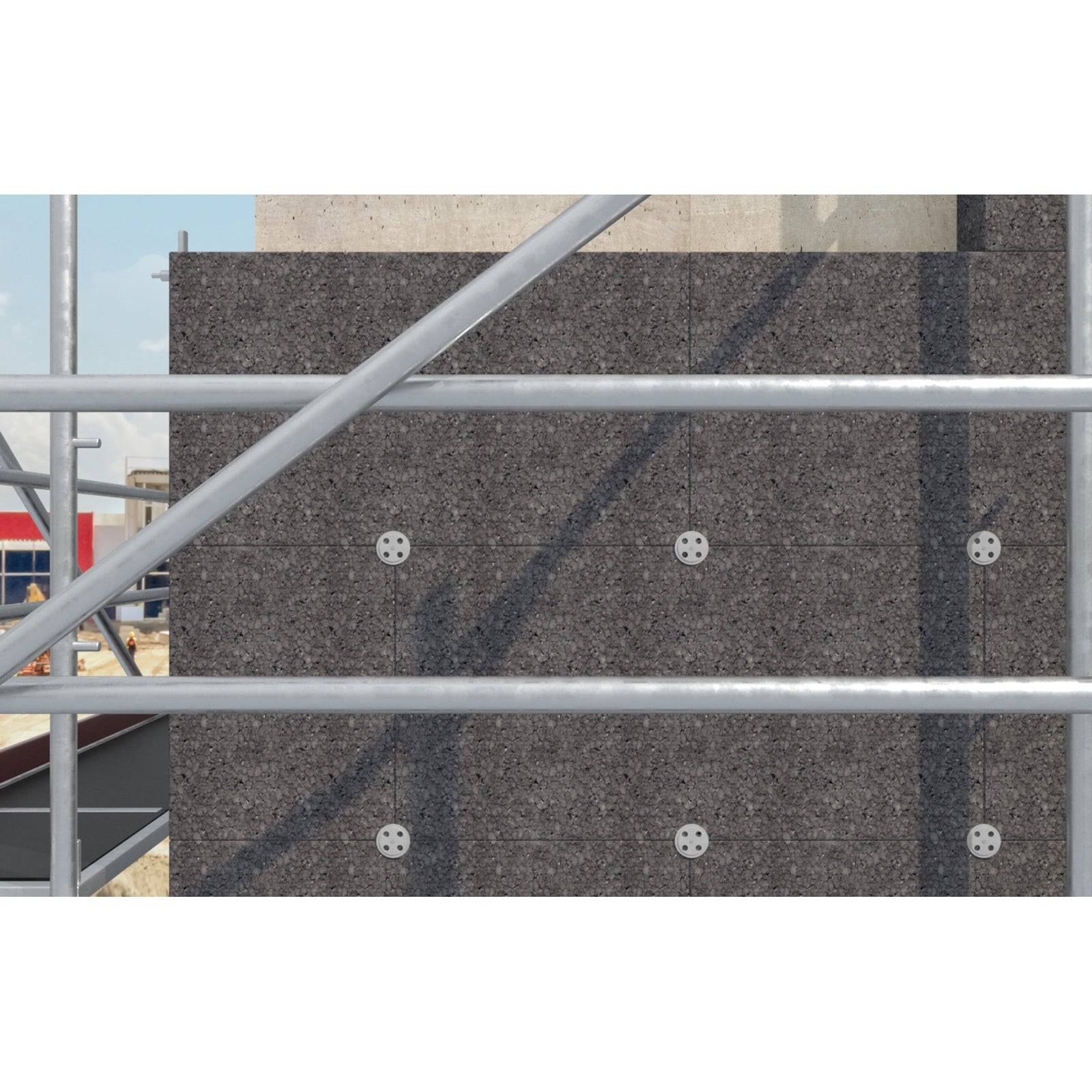 Eine Baustelle, die eine strukturierte Wand mit sichtbarem Gerüst im Vordergrund und einer rot-weißen Struktur im Hintergrund zeigt.
