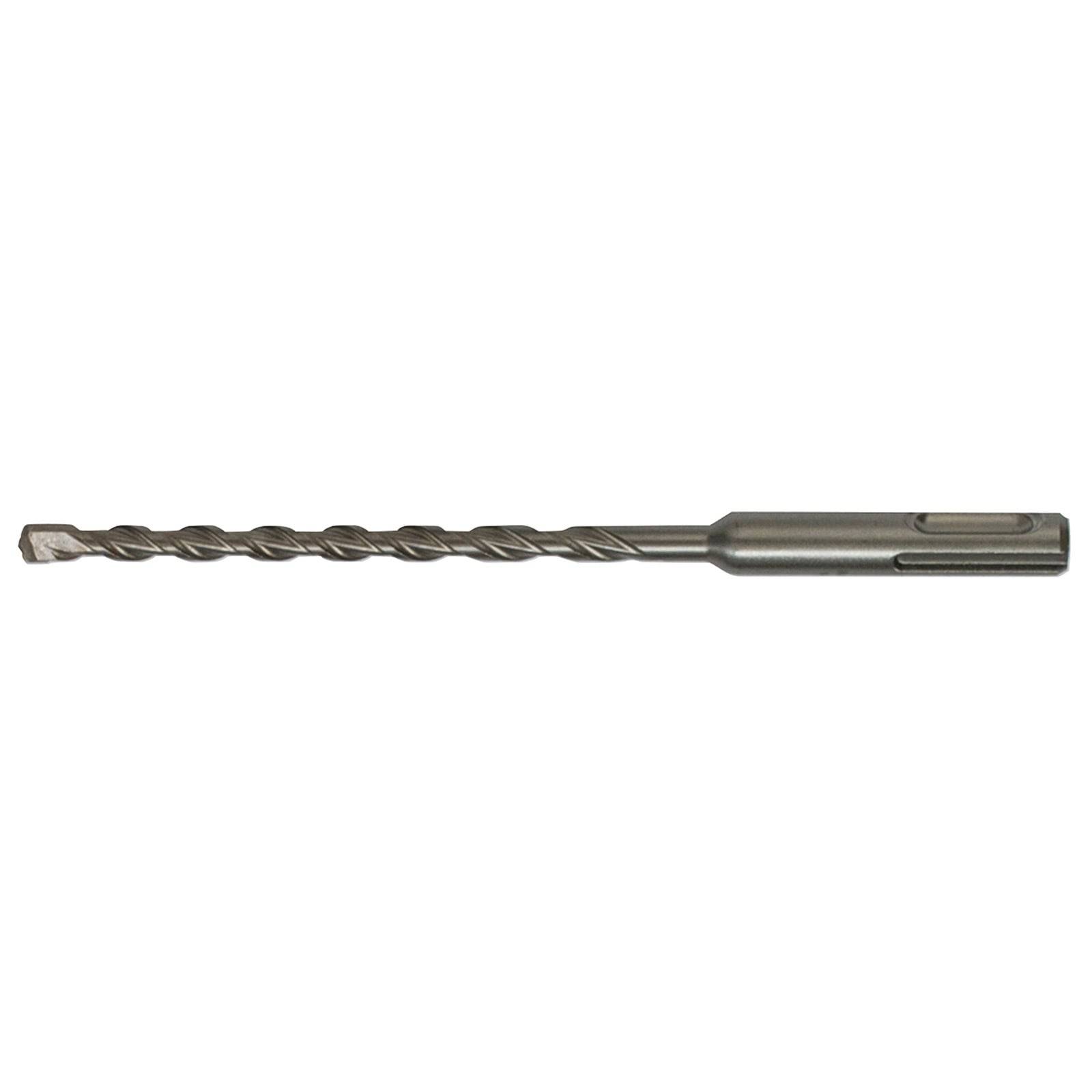 Ein langer Metallbohrer mit einer Spiralrillenmusterung, entwickelt zum Bohren in harte Materialien wie Beton oder Stein.