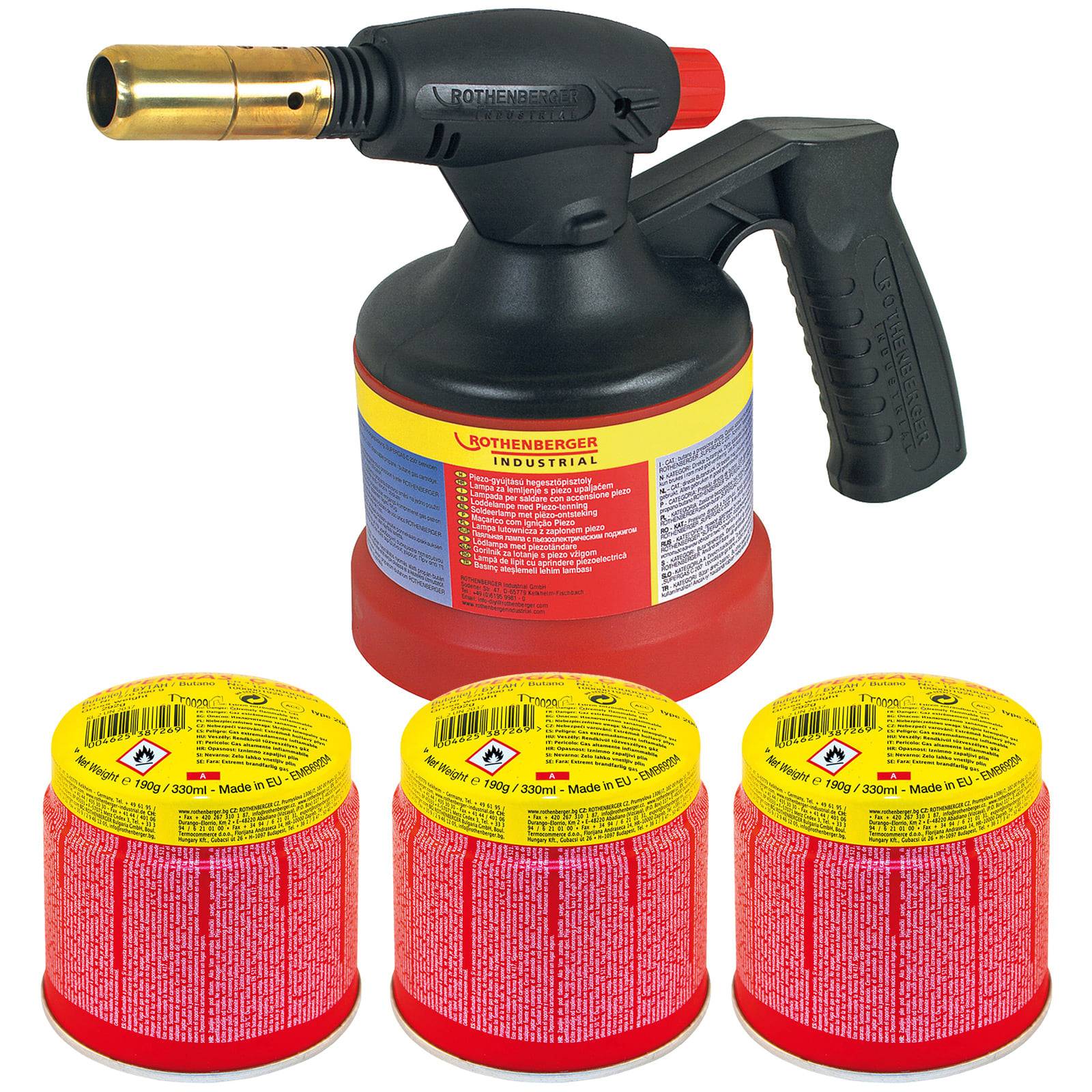 Eine tragbare Lötlampe mit schwarzem Griff und Düse ist über drei roten und gelben Gasflaschen positioniert, die für Heiz- oder Lötarbeiten vorgesehen sind.