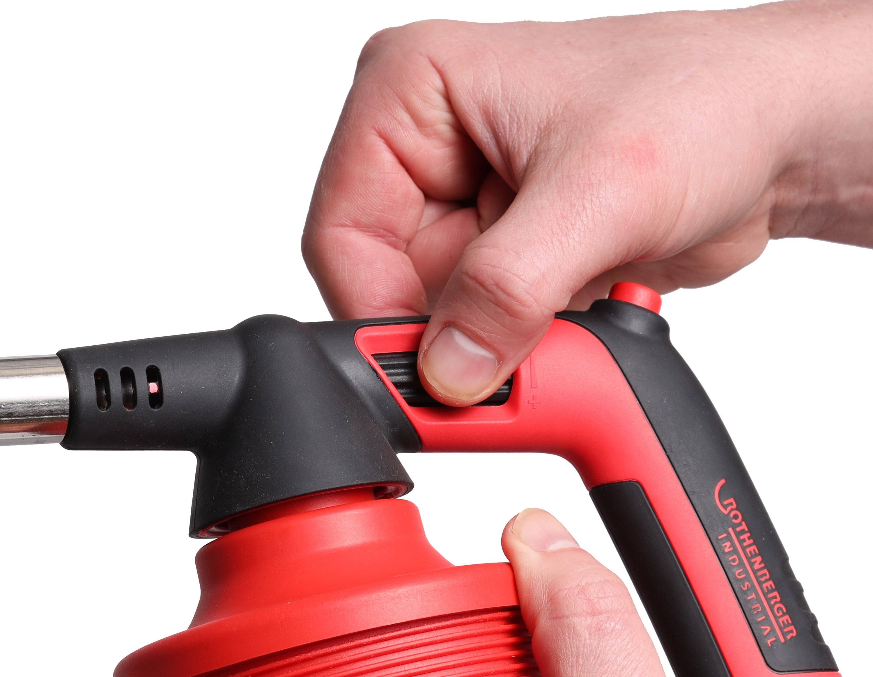 Eine Hand, die eine rote und schwarze Sprühdüse an einer Flasche einstellt, möglicherweise für Reinigungs- oder Gartenzwecke, die ergonomisches Design und Funktionalität veranschaulicht.