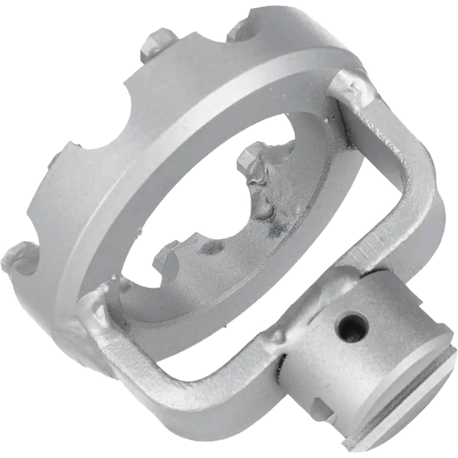 Ein metallisches, kreisförmiges mechanisches Teil mit Kerben und Öffnungen sitzt auf einem weißen Hintergrund und deutet auf eine Komponente für Maschinen oder Ausrüstung hin.