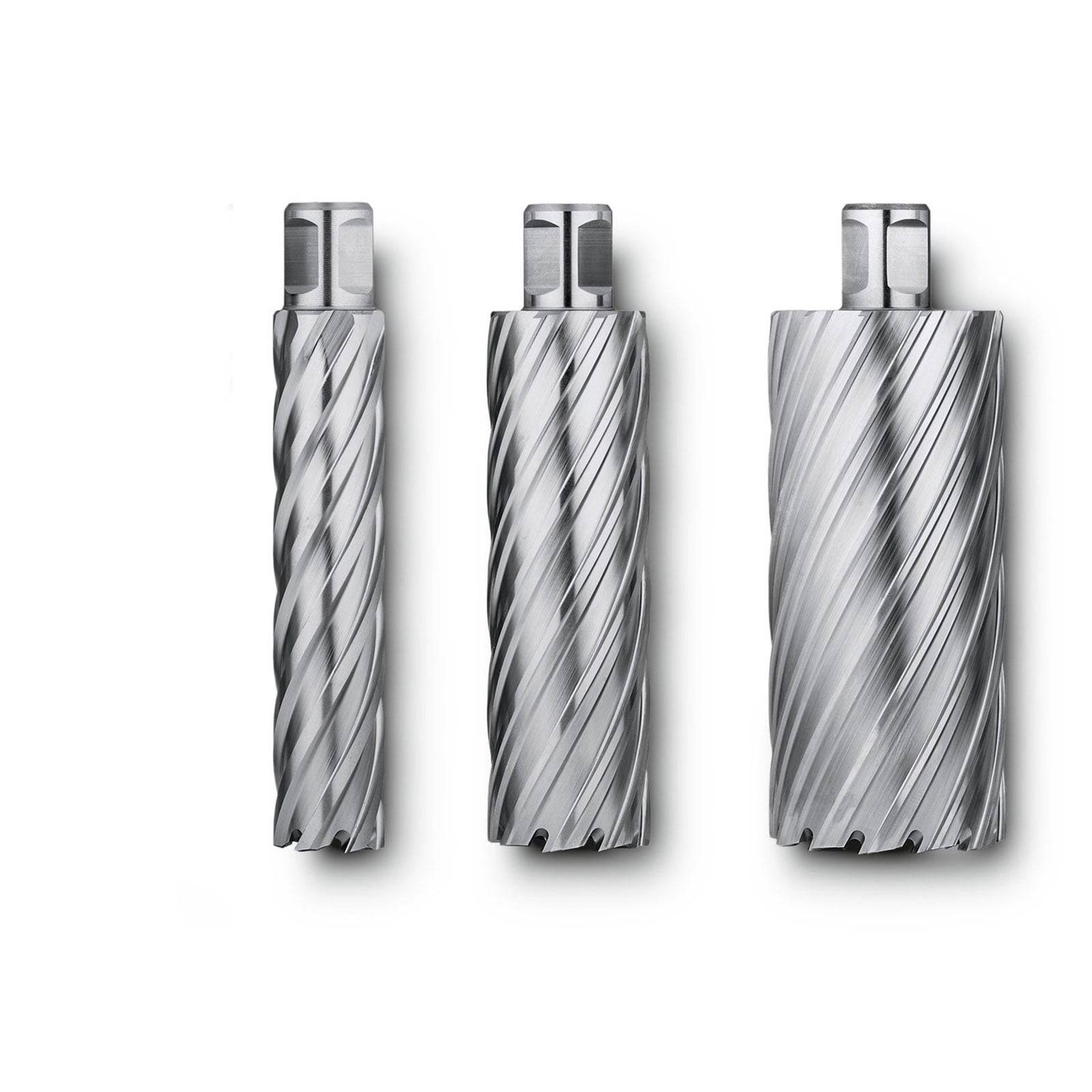 Drei silberne Metallwerkzeuge mit verschlungenen Designs, von links nach rechts in der Größe zunehmend. Werden für industrielle Bohrarbeiten verwendet.