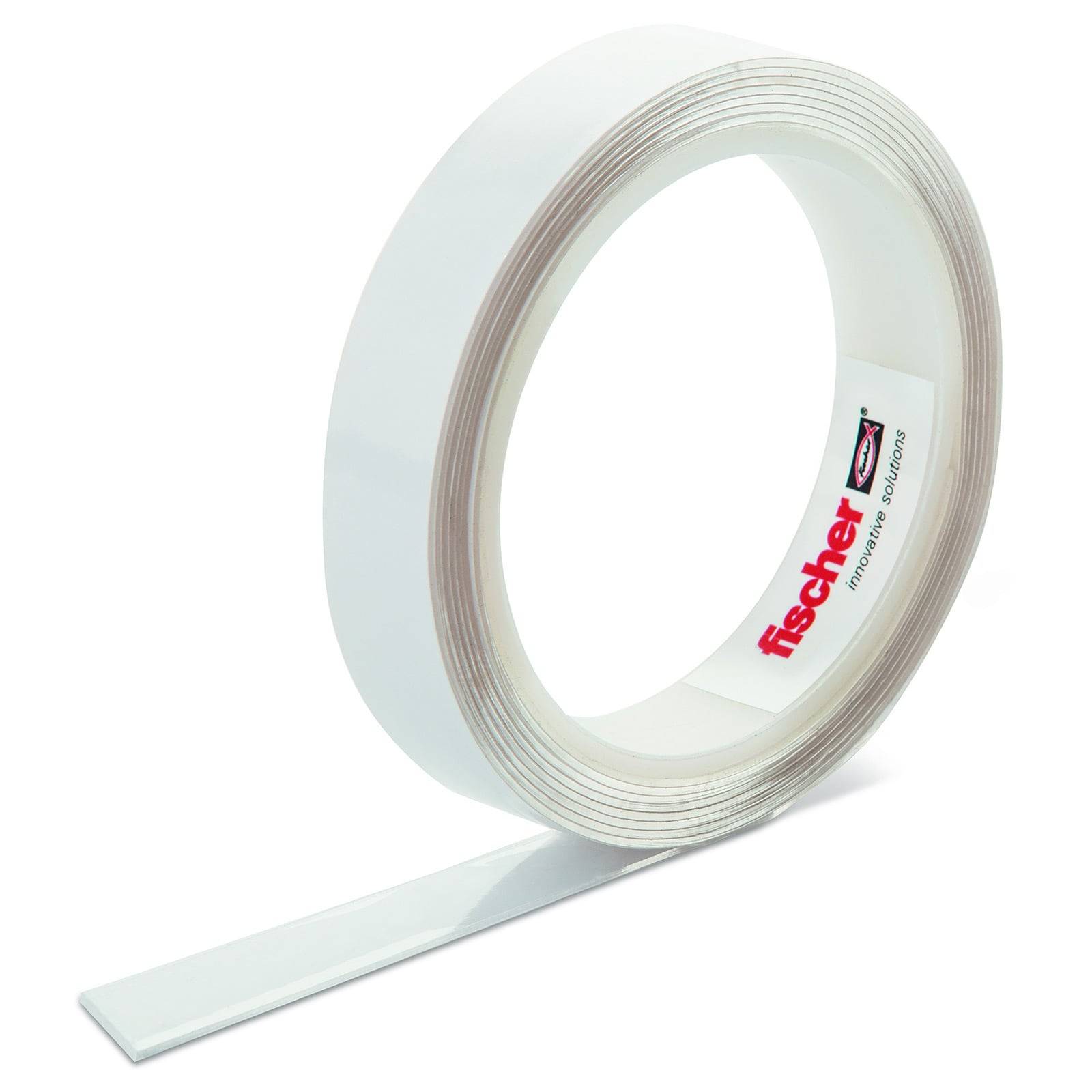 Eine Rolle weißes Klebeband mit 'fischer' Branding, teilweise aufgerollt.