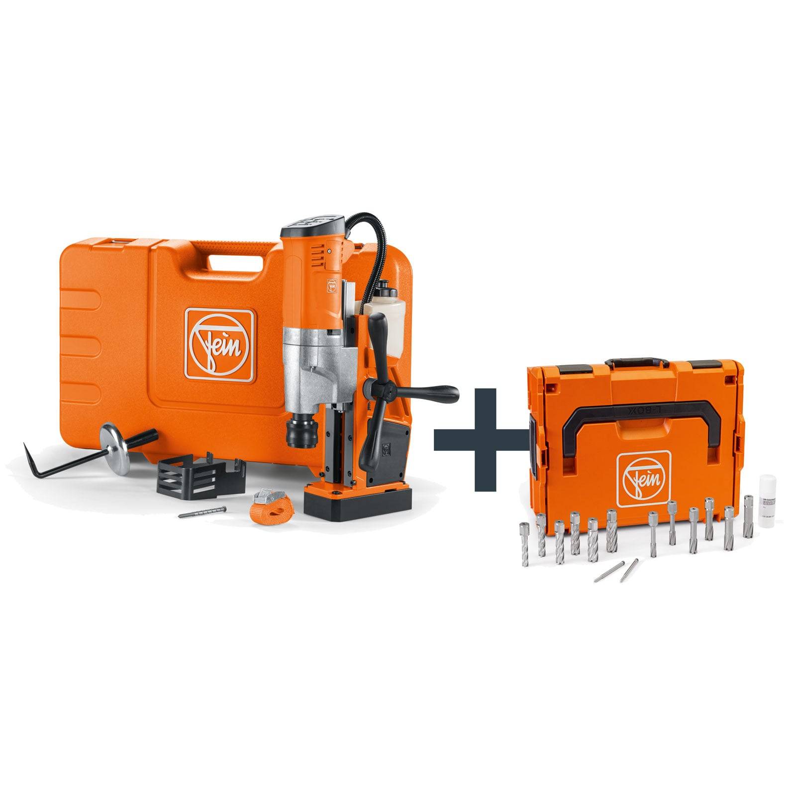 Eine Magnetbohrmaschine und ein Zubehörset, beide in orangefarbenen Koffer verpackt, werden zusammen präsentiert, um ein Werkzeugpaket hervorzuheben.