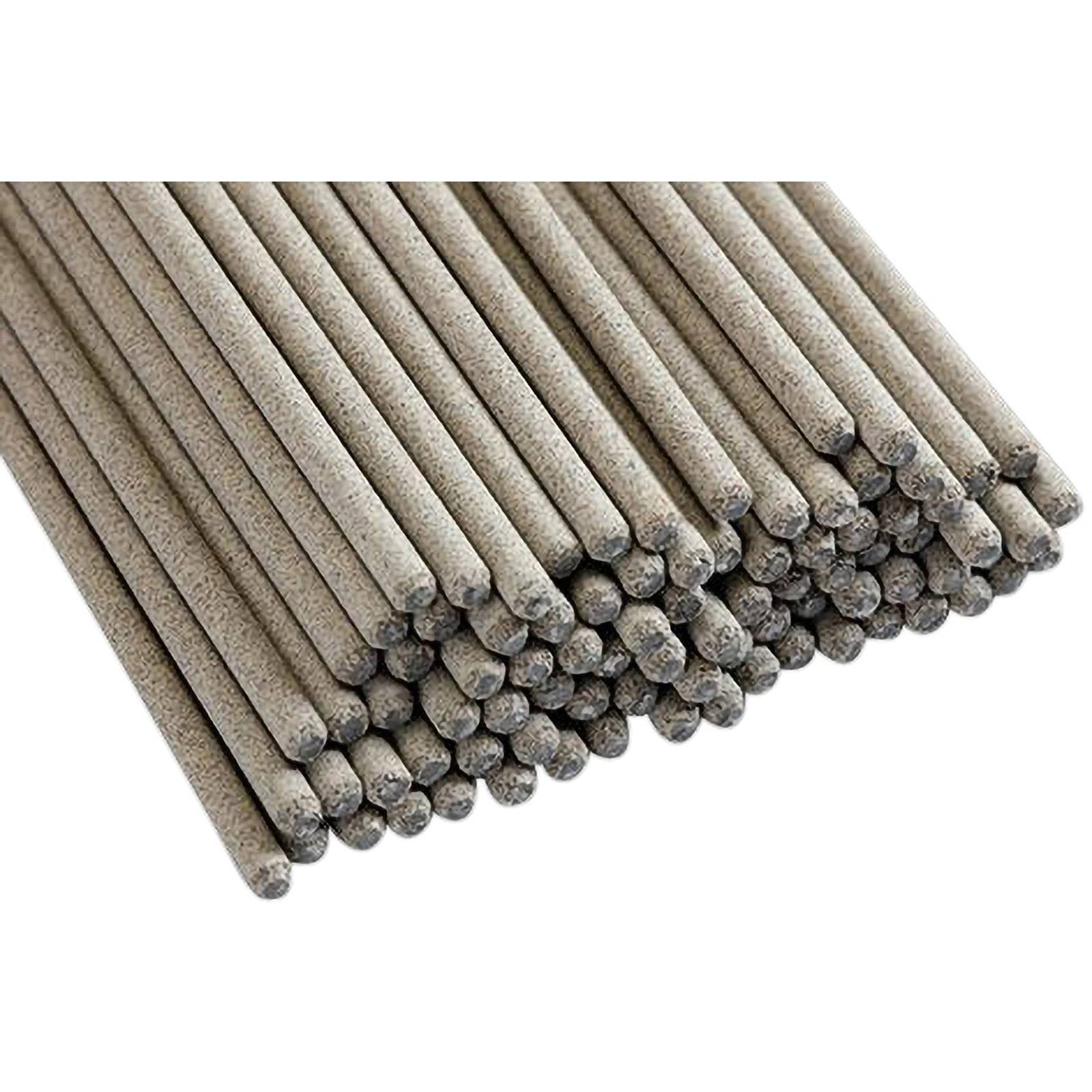 Ein Bündel grauer Schweißstäbe, dicht aufeinander gestapelt, mit abgerundeten Spitzen, verwendet für Metallarbeiten.
