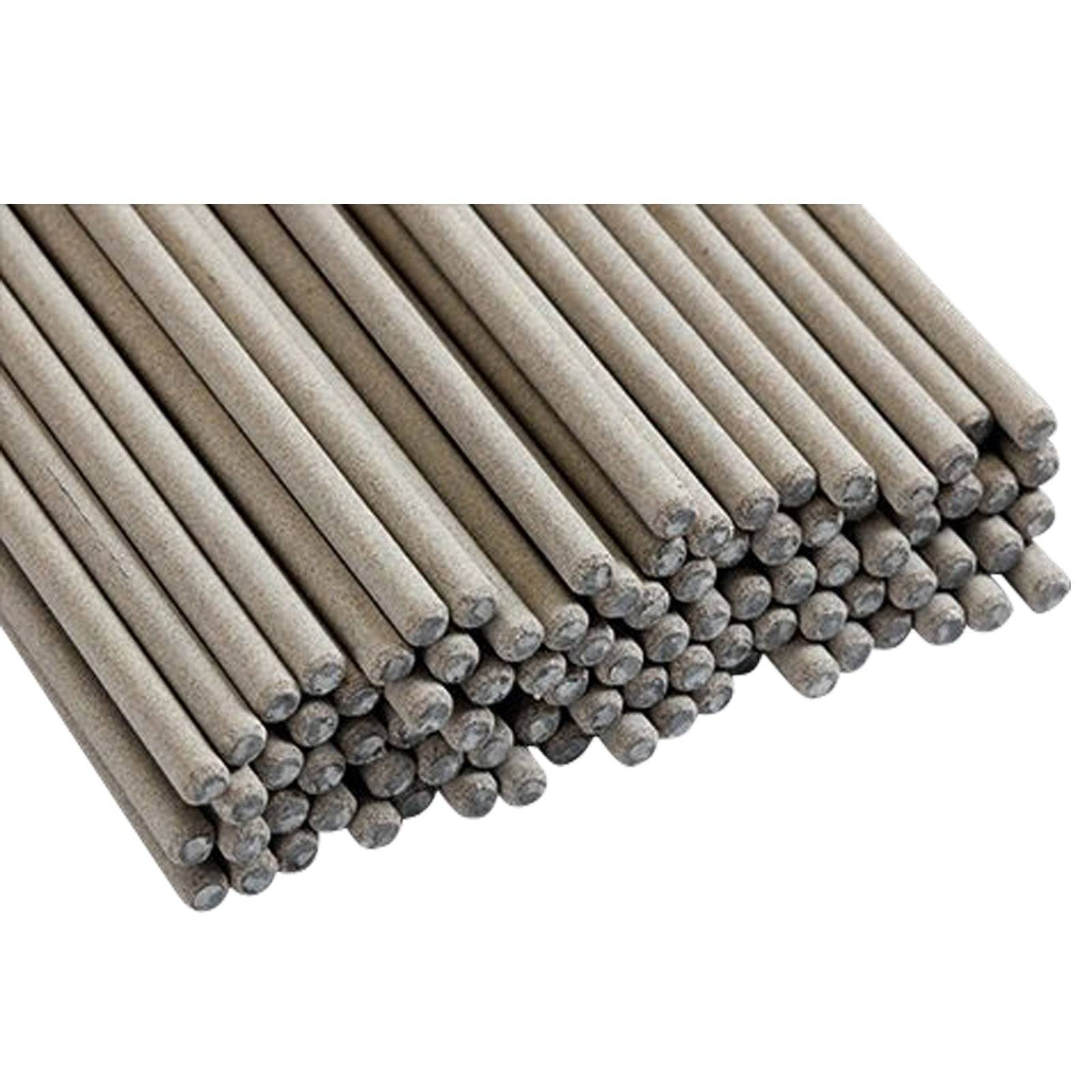 Stapel von grauen Schweißelektroden, leicht geneigt, die strukturierte Spitzen und zylindrische Form zeigen.