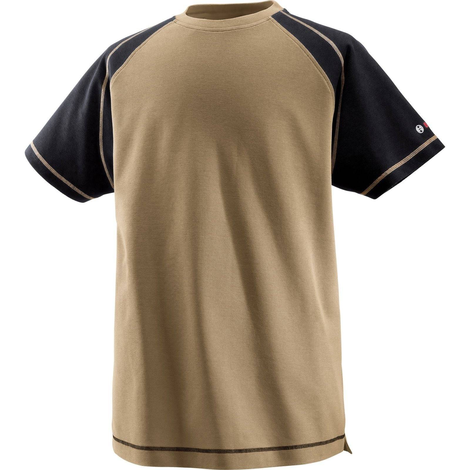 Ein beige-braunes und schwarzes Kurzarm-Raglan-T-Shirt, das auf einem einfarbigen Hintergrund präsentiert wird.
