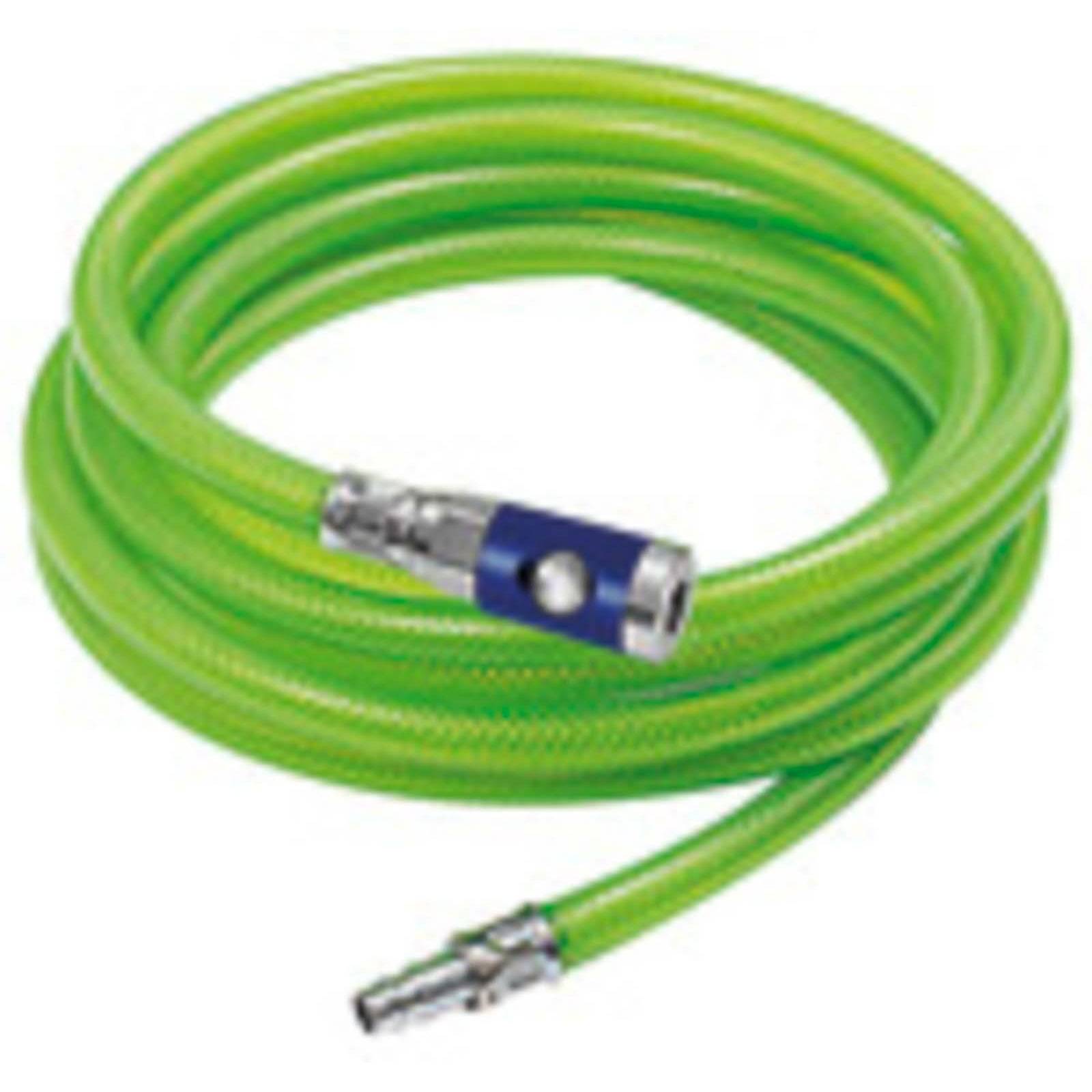 Ein aufgerollter, grüner Gartenschlauch mit Metallverbindern an beiden Enden, geeignet zum Gießen von Pflanzen oder für Reinigungsaufgaben, liegt ordentlich aufgerollt bereit.