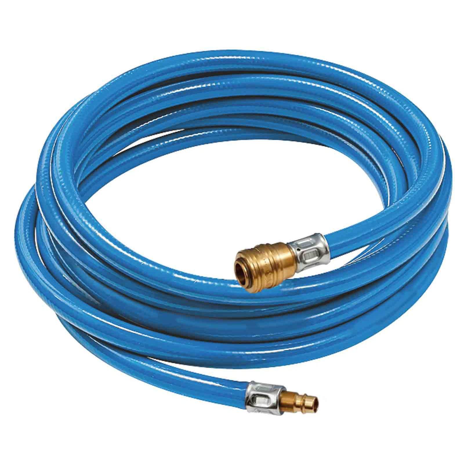 Ein aufgerollter blauer Gartenschlauch mit Messinganschluss und -düse, der vor einem weißen Hintergrund liegt.