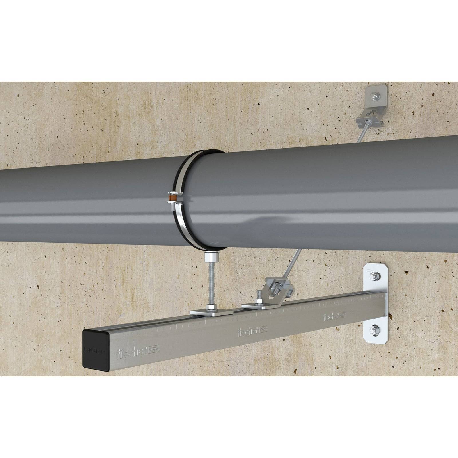 Rohrschelle, die ein graues Rohr an einer Betonwand abstützt und dessen Stabilität sichert. Metallhalterung und Schraubenbefestigungen sind sichtbar.