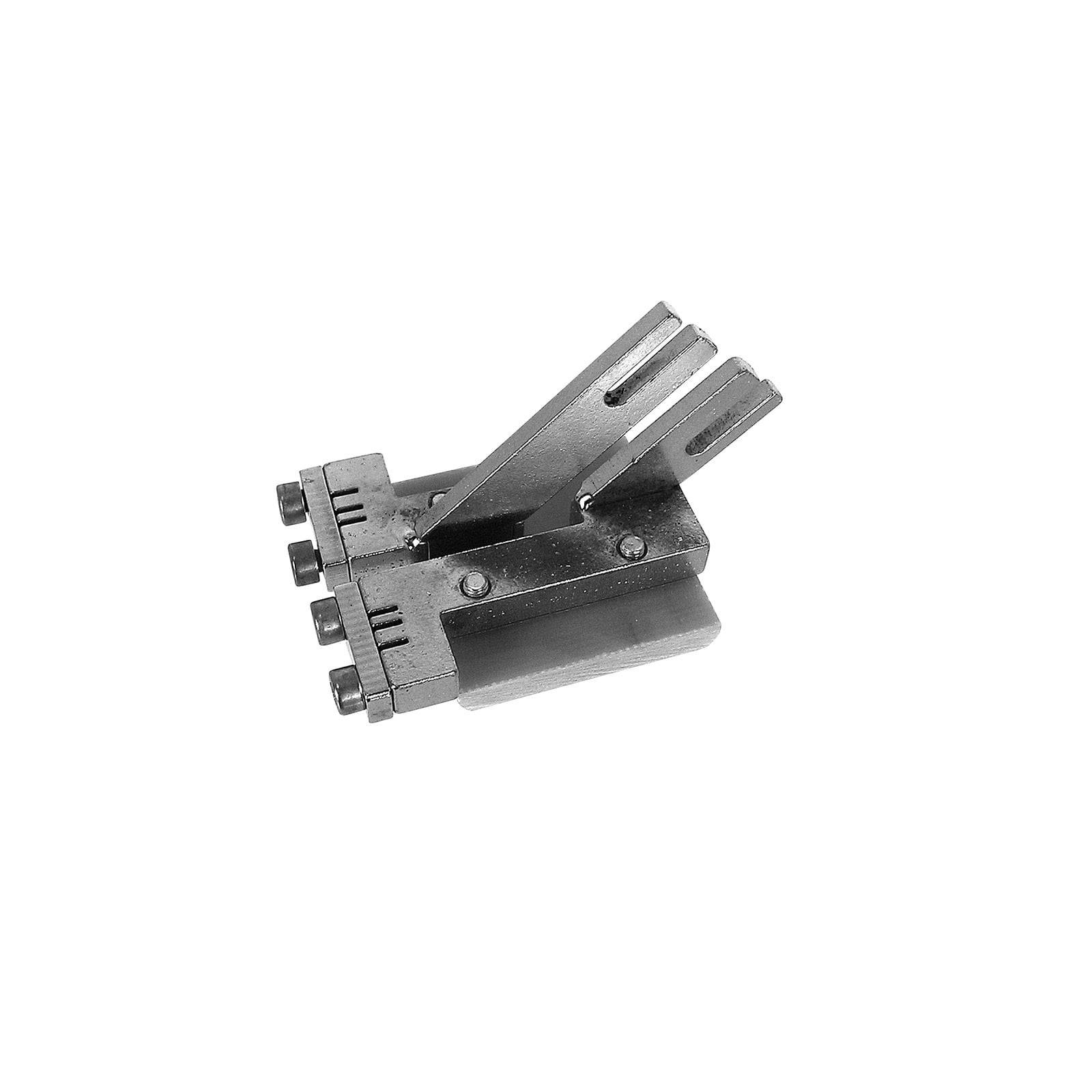 Ein metallisches mechanisches Bauteil mit einem zentralen zylindrischen Körper und zwei verstellbaren Zinken, die nach außen ragen und möglicherweise zum Klemmen oder zur Ausrichtung dienen.