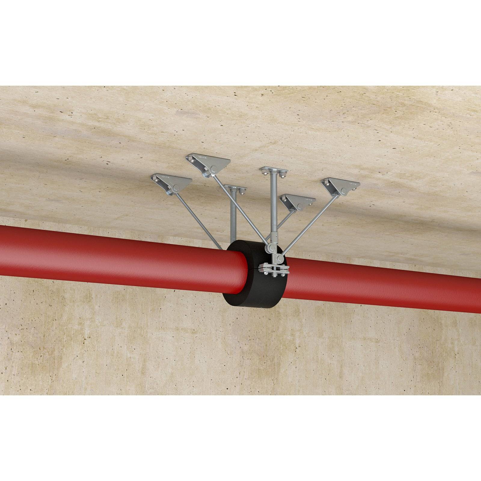 Ein roter Rohrleiter ist mit einer Metallschelle und mehreren Stützen an einer Betondecke befestigt.