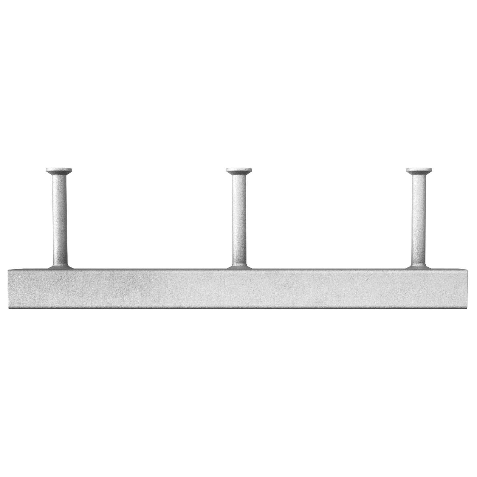 Ein glatter grauer Metallwandhaken mit drei vertikal gleichmäßig angeordneten Haken zum Aufhängen von Gegenständen.