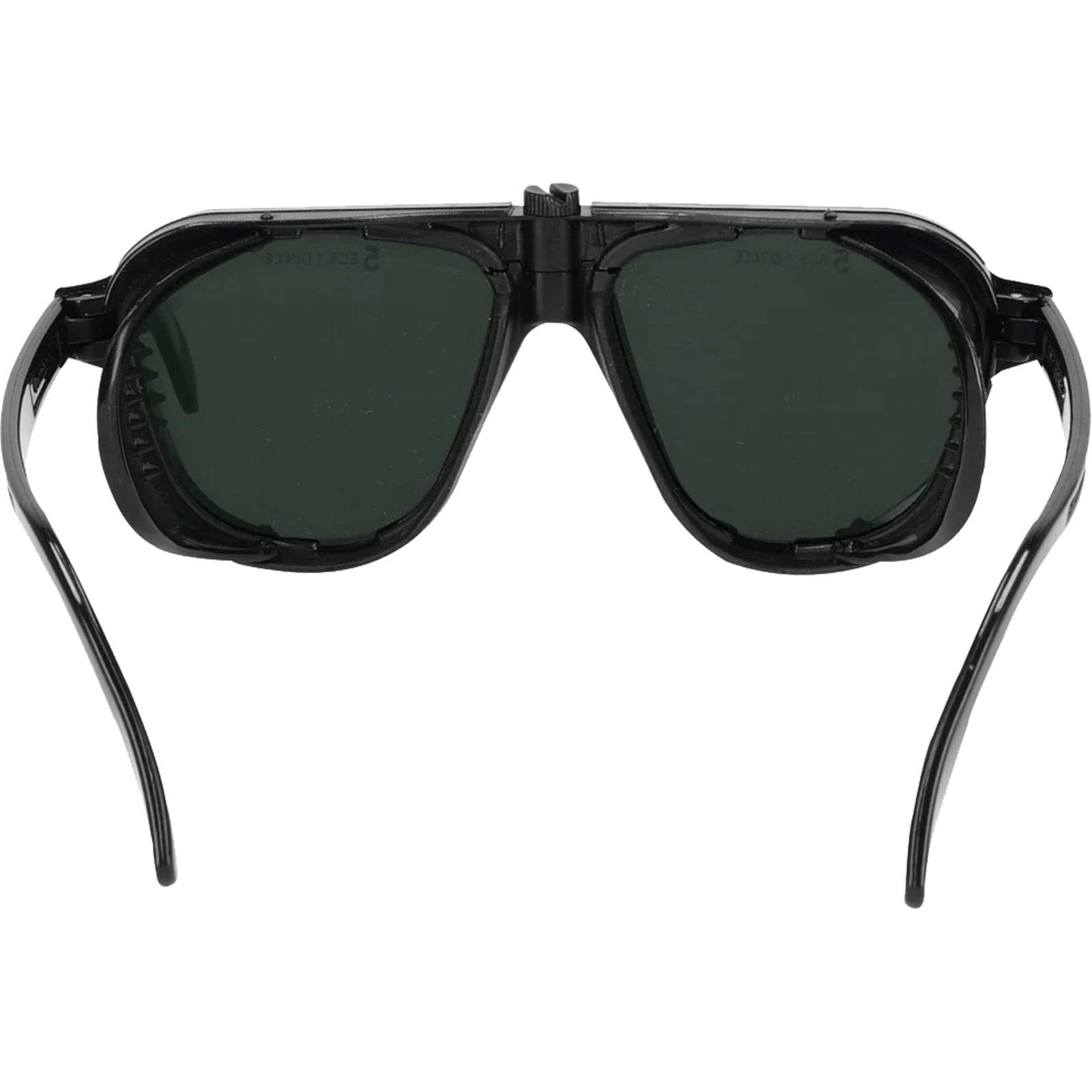 Sonnenbrille mit grünen Gläsern und schwarzem Gestell, von vorne betrachtet.