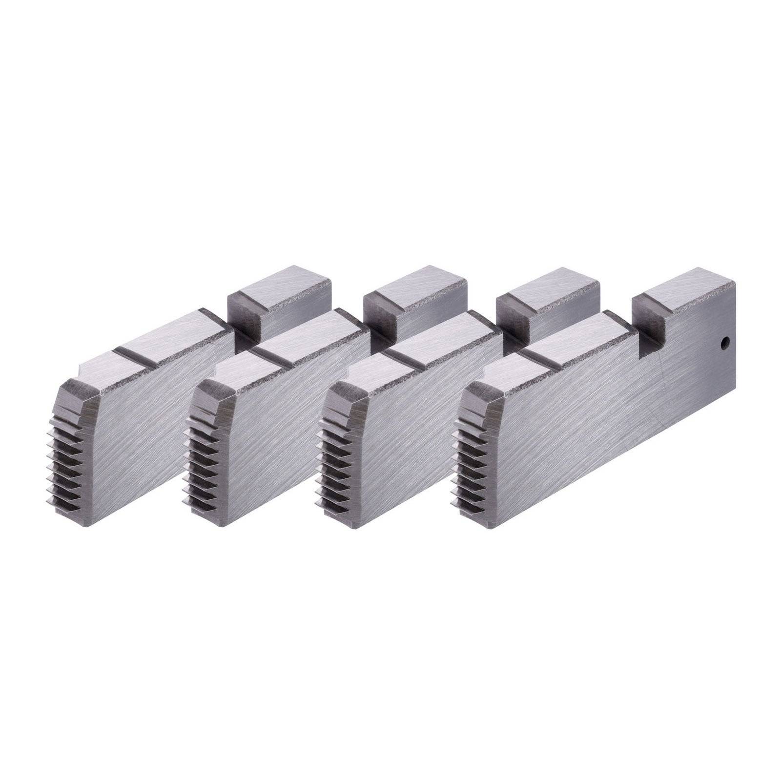 Vier metallische Klemmbacken ausgerichtet, ihre geriffelte Kanten zur Schau stellend, werden in mechanischen Anwendungen zum stabilen Greifen verwendet.