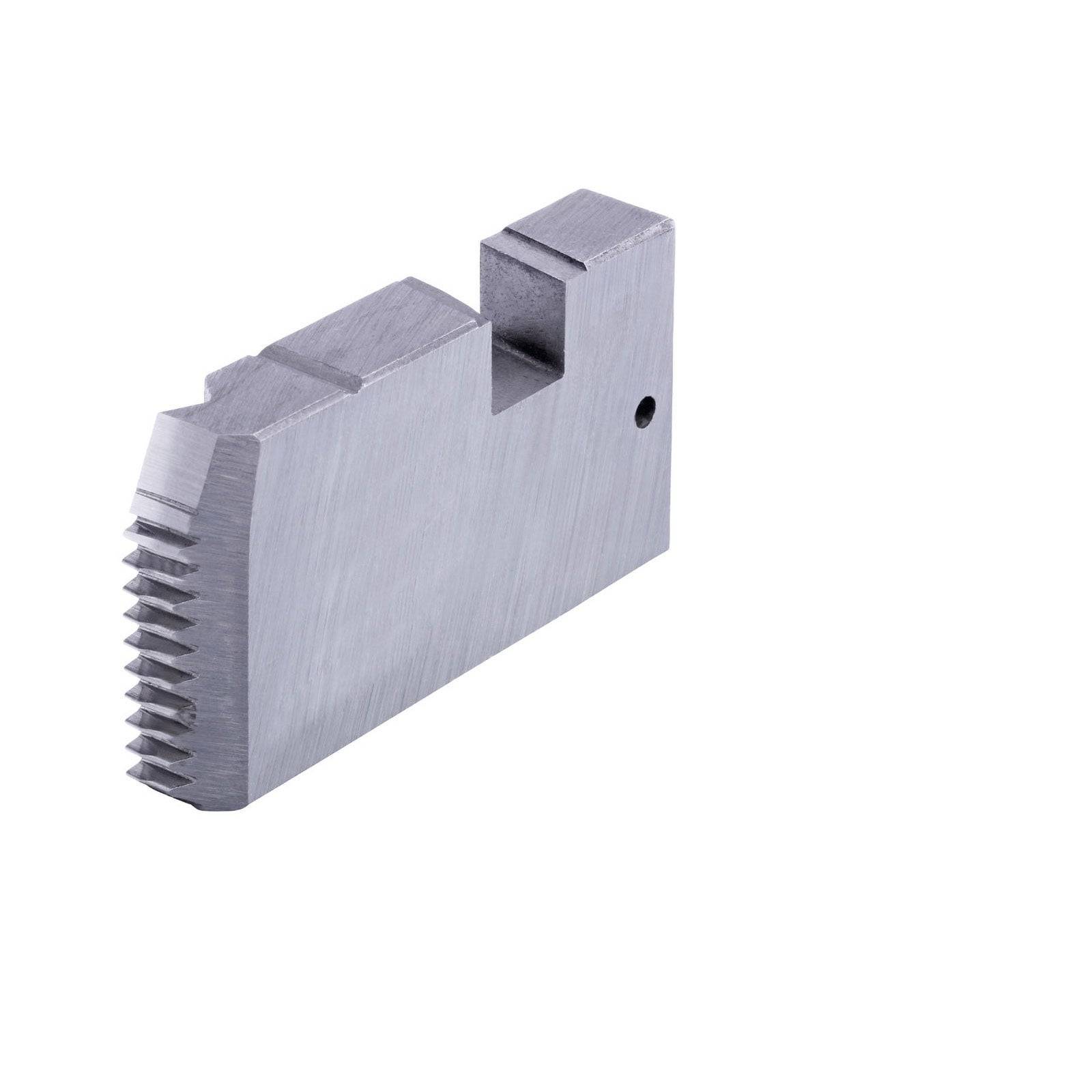 Eine Metallkomponente mit einer gestuften und gezahnten Kante, die einen rechteckigen Ausschnitt und ein kleines kreisrundes Loch an einer Seite aufweist.