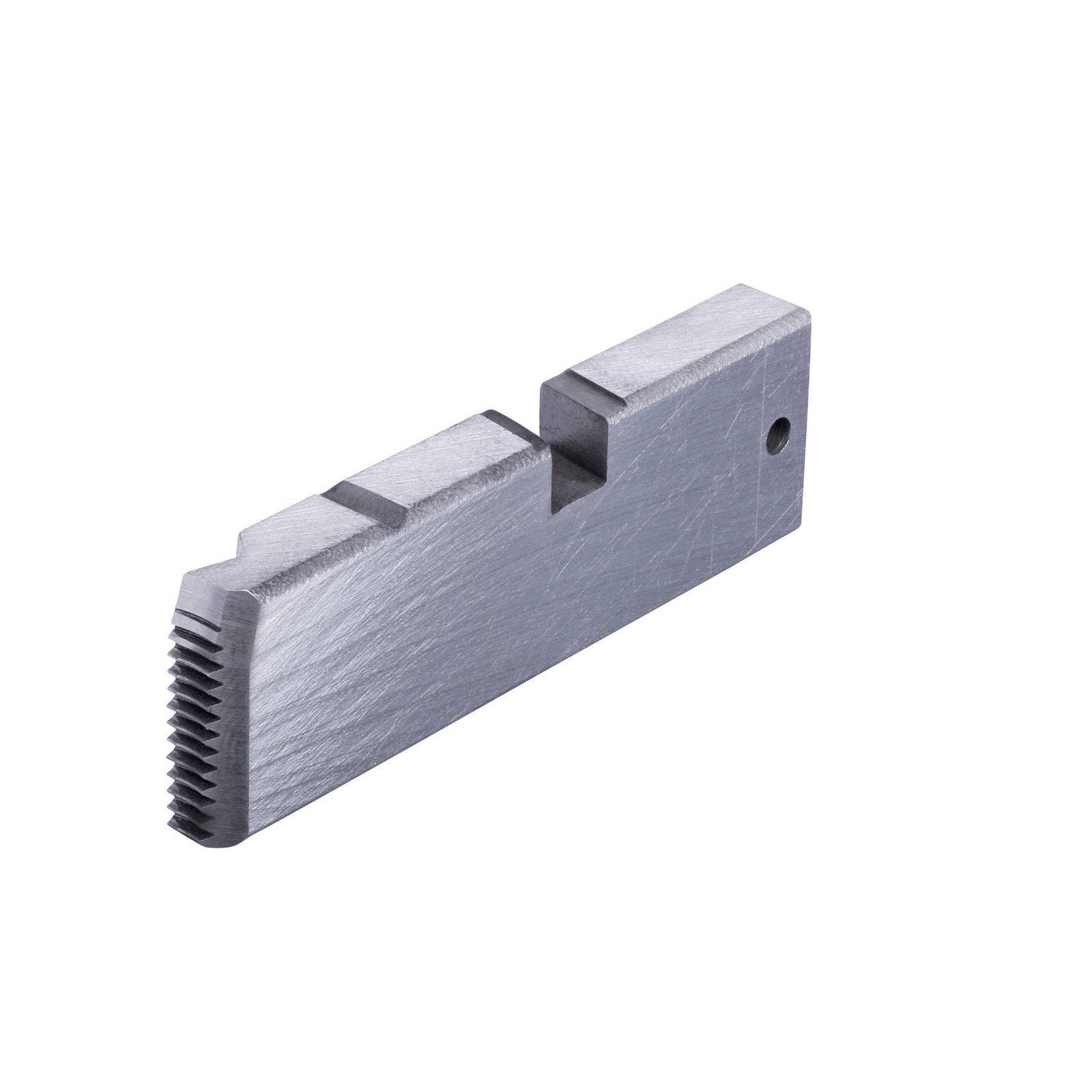 Ein Metallmaschinenteil mit gezahnter Kante und Aussparungsbereich, das zum Greifen oder Ausrichten in industriellen Anwendungen verwendet wird.