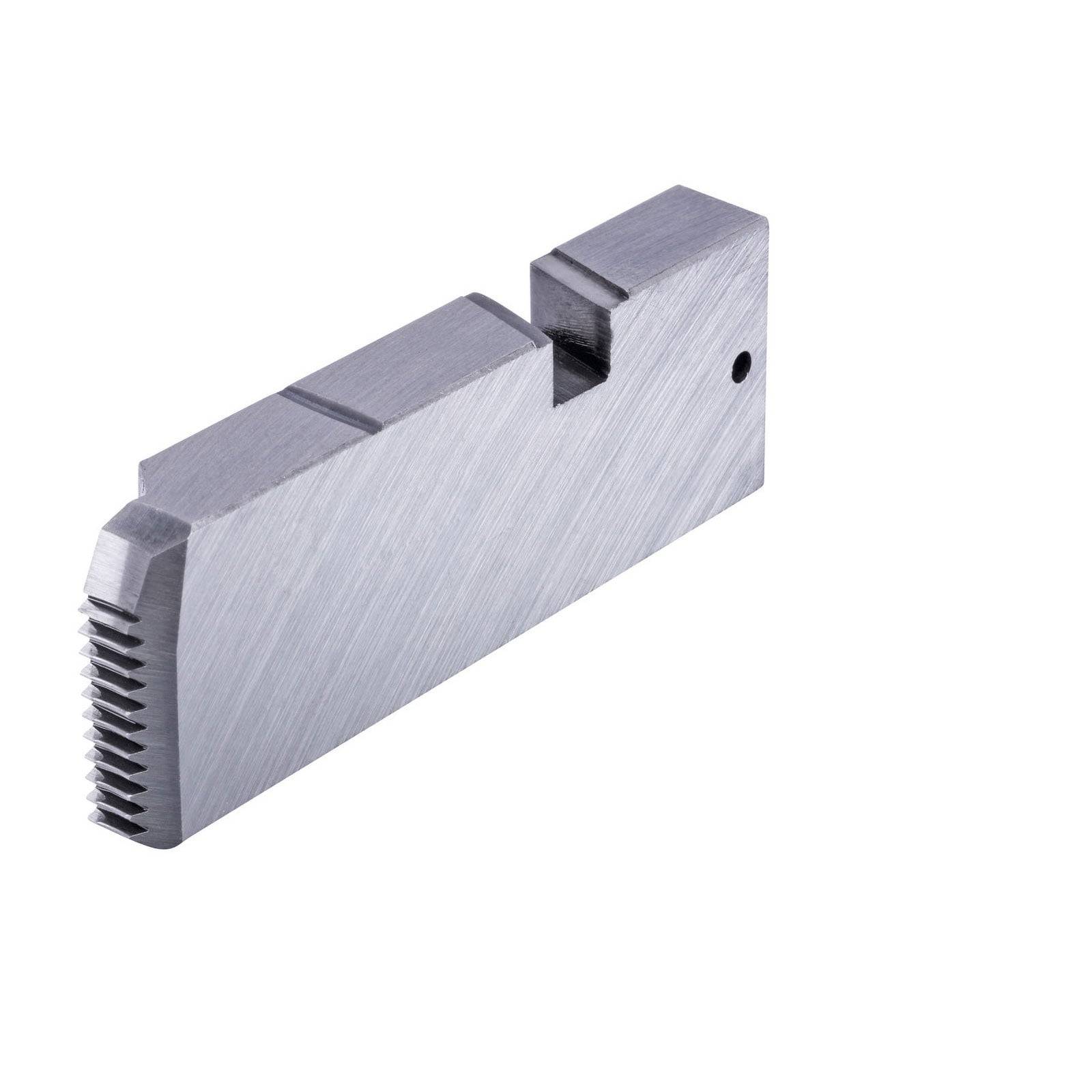 Eine Metallkomponente mit gezacktem Rand, die Rillen auf einer Seite und ein kleines Loch aufweist, die für industrielle Maschinen oder Montagearbeiten verwendet wird.