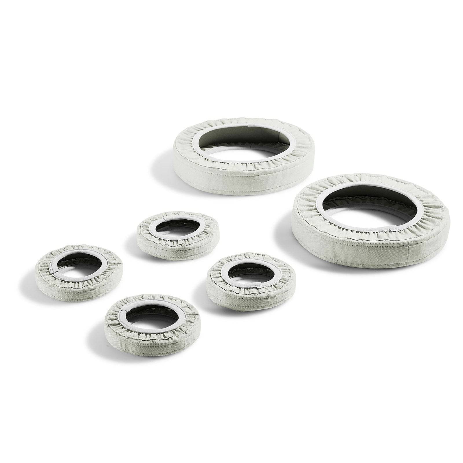 Fünf weiße, kreisförmige Karate-Gürtel, die in absteigender Größenordnung angeordnet sind. Jeder Gürtel bildet einen geschlossenen Ring und symbolisiert Fortschritt und Kontinuität.