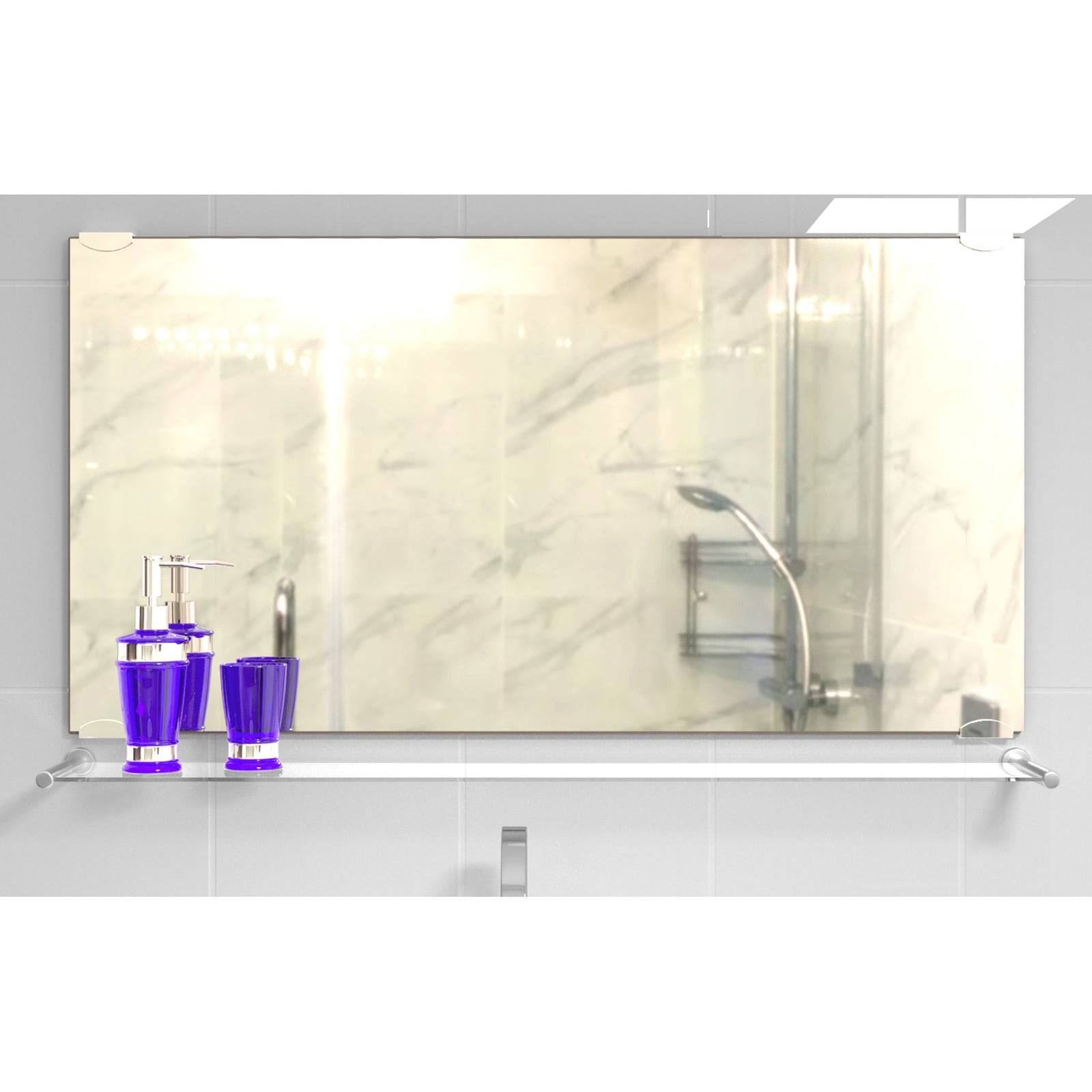 Ein Badezimmerspiegel, der eine beige Marmorduschenwand reflektiert. Darunter steht ein Regal mit einem blauen Seifenspender und einem Zahnputzbecher.