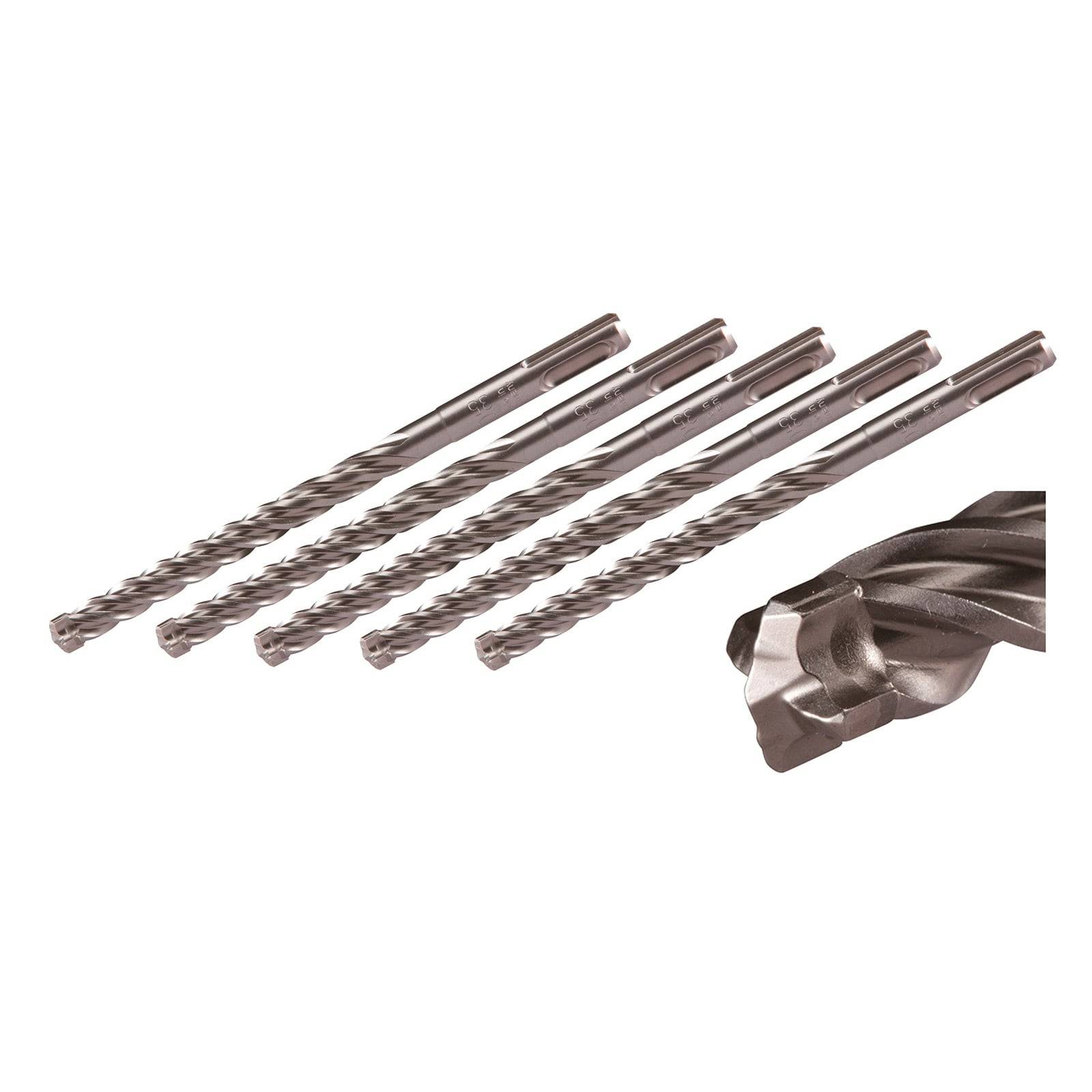 Fünf Metallbohrer mit unterschiedlicher Länge, Spiralrillen und spitzen Spitzen sind in einer Reihe auf einem weißen Hintergrund angeordnet.
