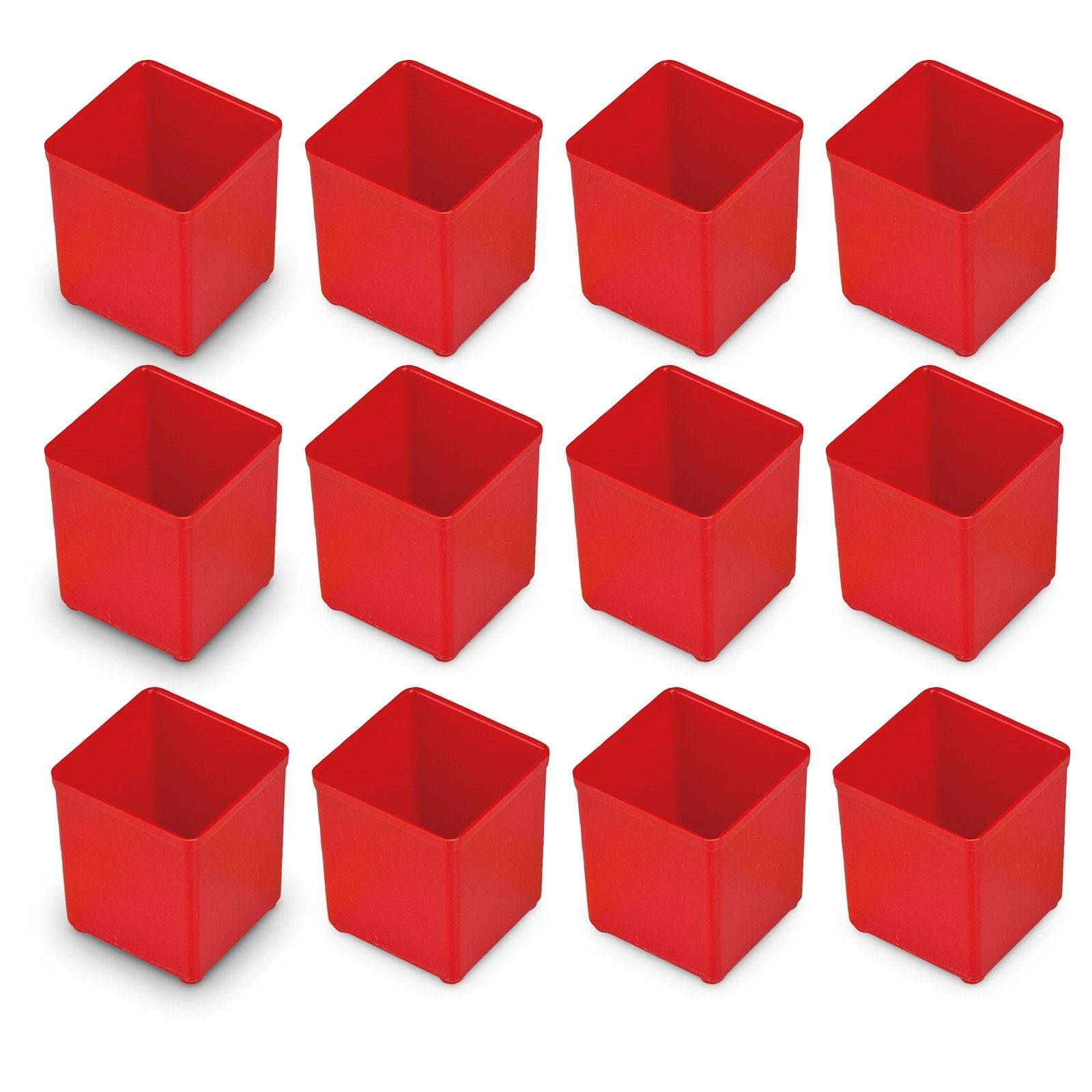 Zwölf rote quadratische Becher, angeordnet in vier Reihen zu je drei.