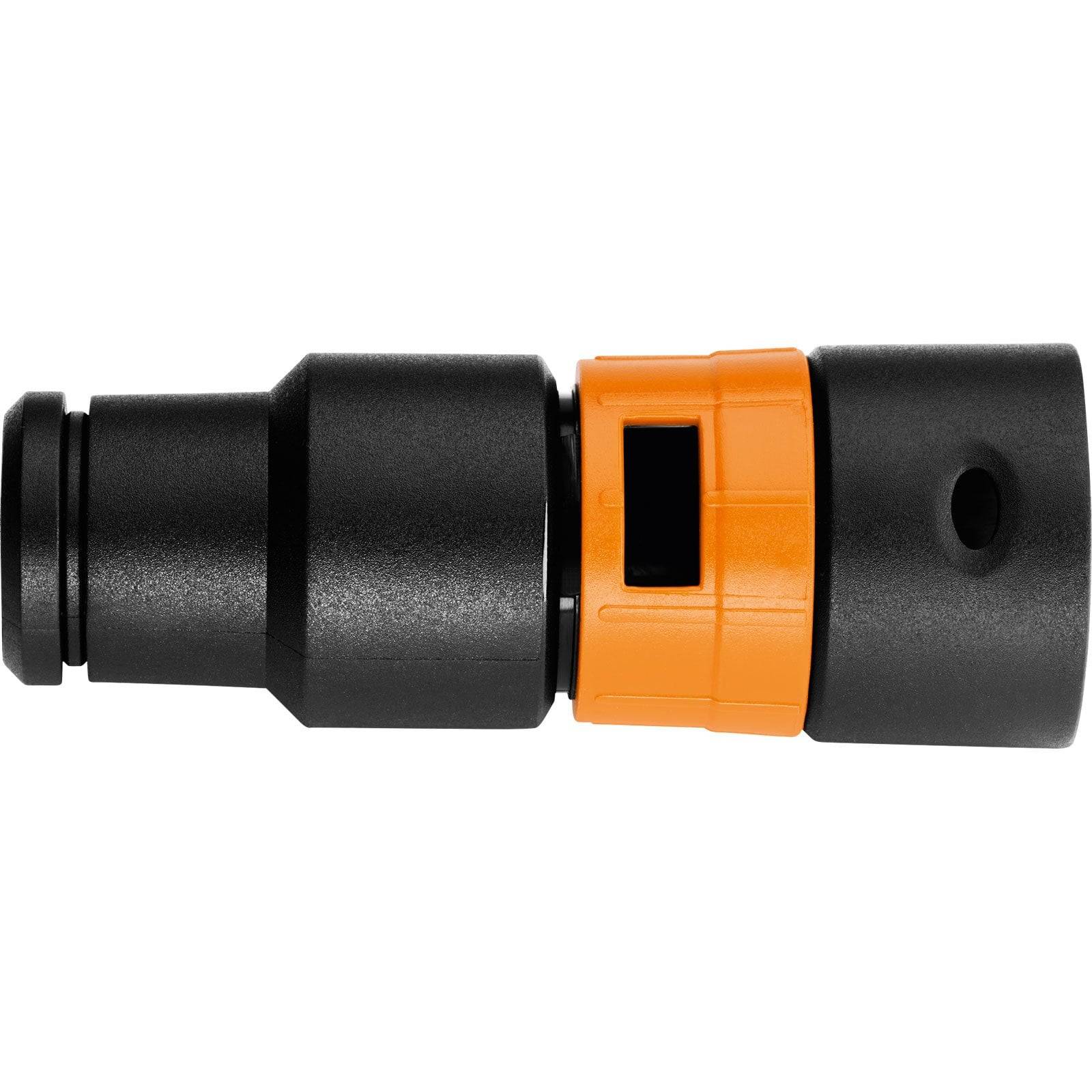 Ein Plastik-Gartenschlauch-Verbinder mit schwarzem Gehäuse und orangefarbener Griffpartie. Er verfügt über einen Verschlussmechanismus und ein Düsenanschlussende.