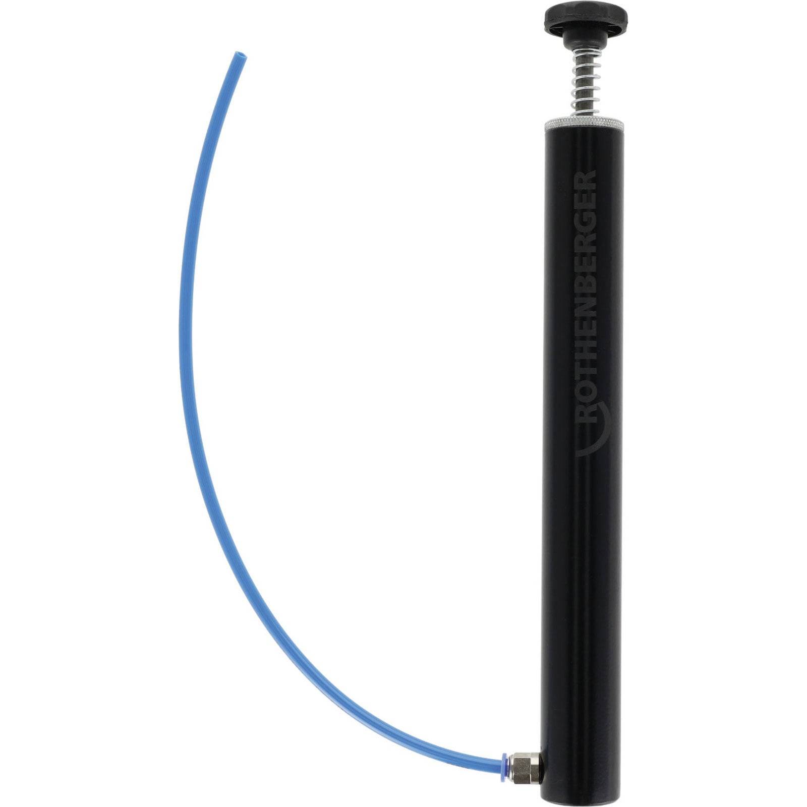 Eine schwarze manuelle Druckpumpe mit einem Federmechanismus am oberen Ende und einem blauen flexiblen Schlauch, der an der Unterseite angebracht ist.