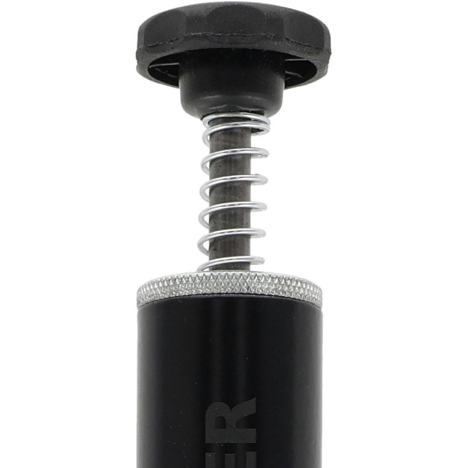 Eine schwarze manuelle Handpumpe mit Federmechanismus, von Nahem aufgenommen. Der Griff befindet sich oben, und der Pumpenkörper ist teilweise sichtbar.