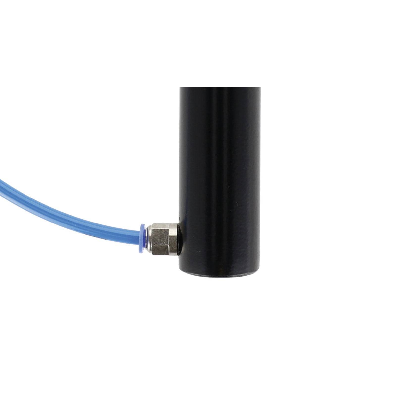 Ein schwarzes zylindrisches Objekt mit einem blauen Kabel, das daran angeschlossen ist, dargestellt vor einem weißen Hintergrund.