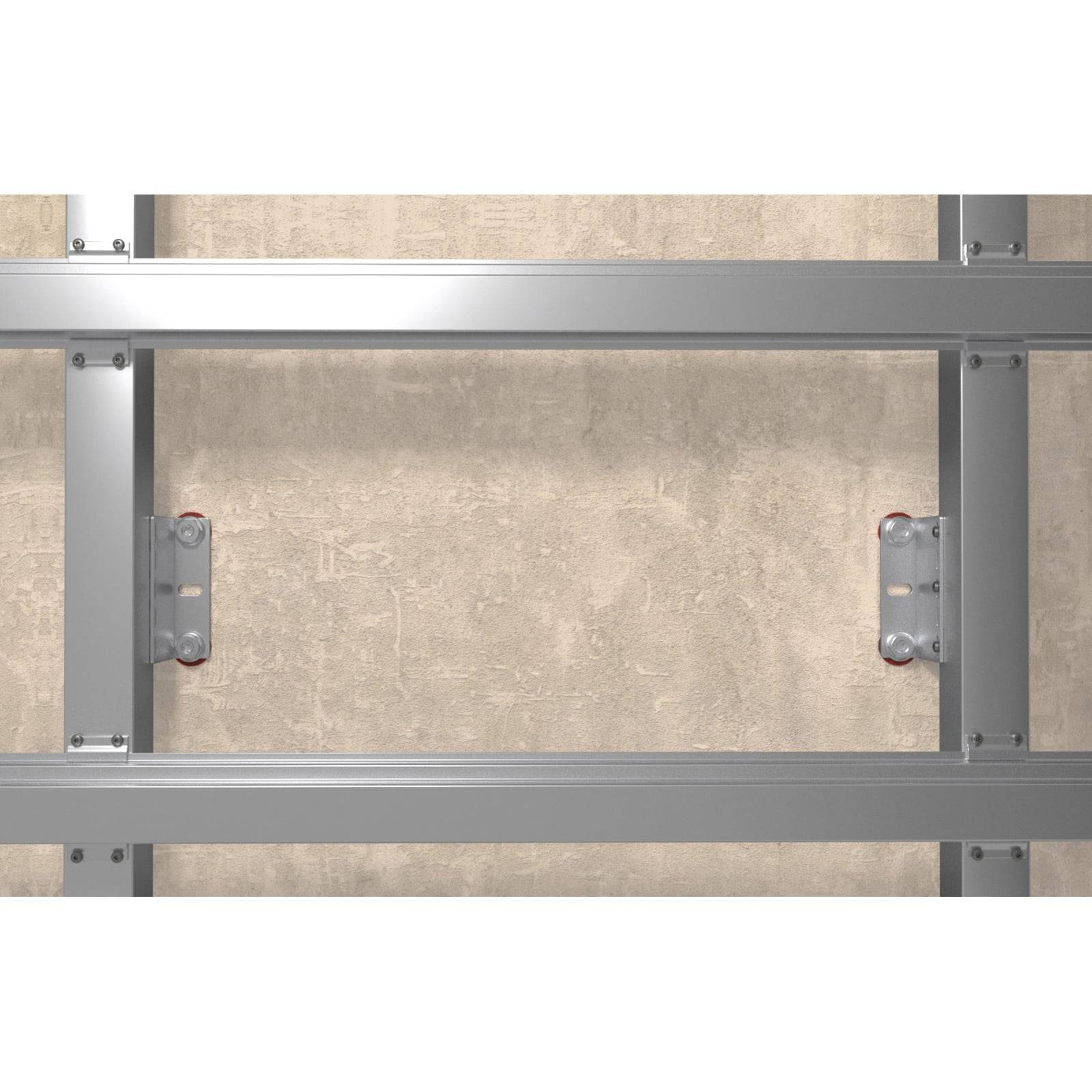 Metallrahmen-System an einer beigen Wand, das horizontale und vertikale Träger zeigt, die durch Verbinder miteinander verbunden sind.