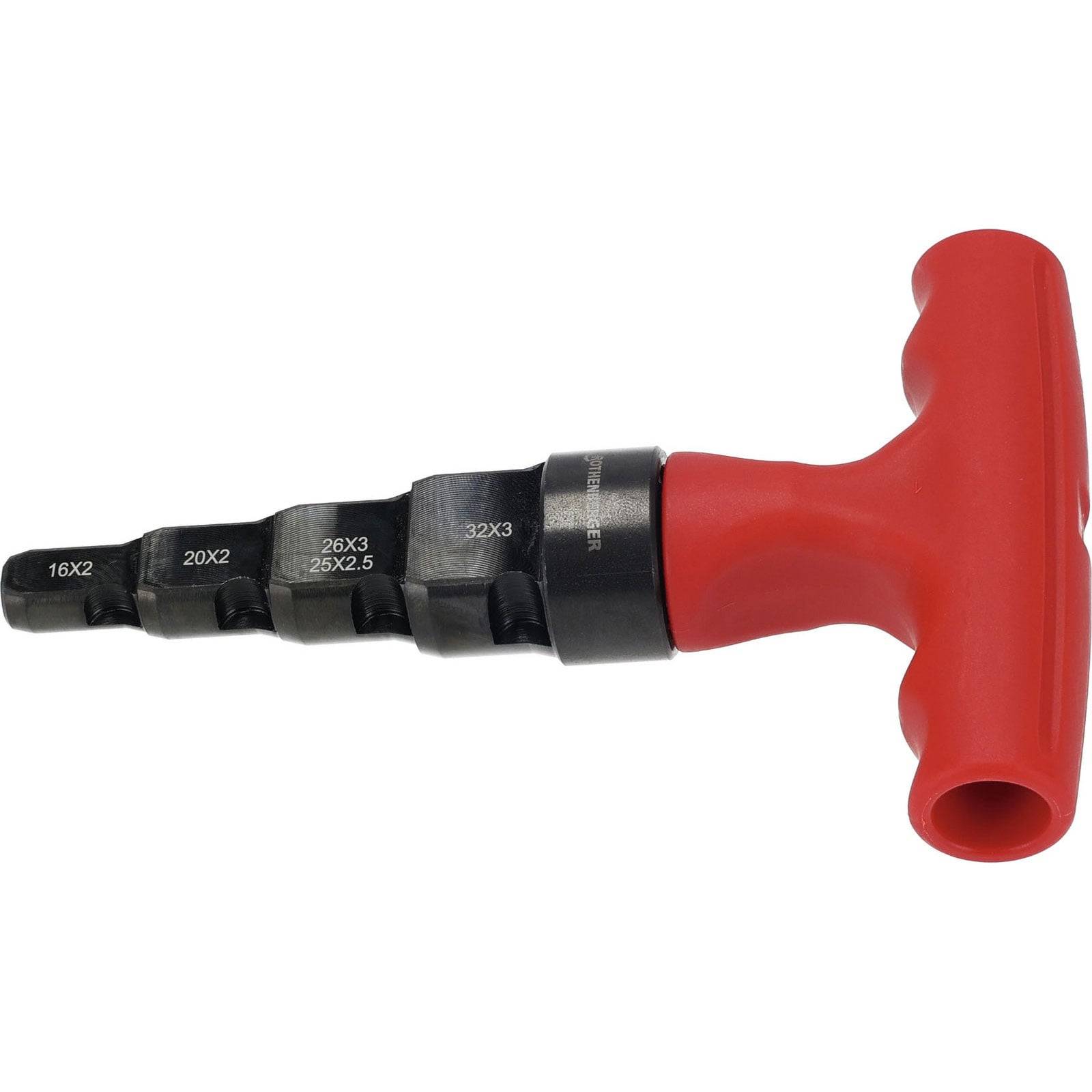 Ein roter T-förmiger Kunststoffgriff, der an einem schwarzen Stufenbohrer mit mehreren Durchmessermarkierungen befestigt ist, dient zum Bohren von Löchern in verschiedenen Größen.