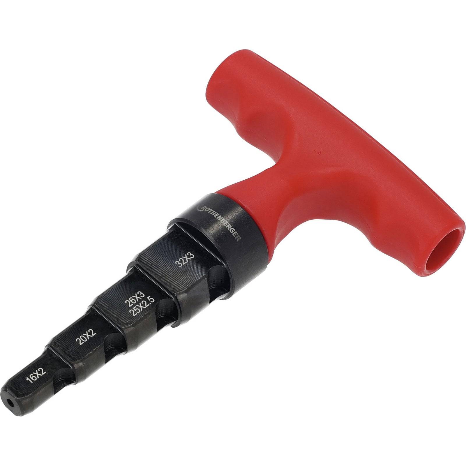Ein roter T-Griff-Reibahlen-Werkzeug mit Messskala von 18x2 bis 32x2,5 auf der schwarzen Welle, verwendet zum Rohrabgrat- und Ausreibvorgang.