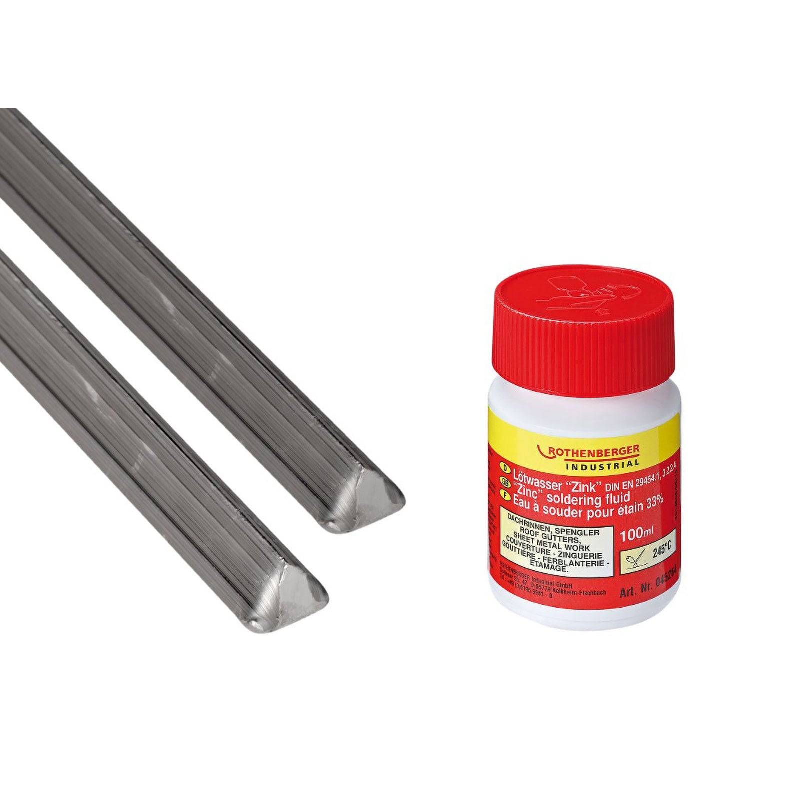 Lötstäbe und eine Flasche Zinkchlorid-Lötflüssigkeit, die zum Verbinden und Reparieren von Metallen verwendet werden.