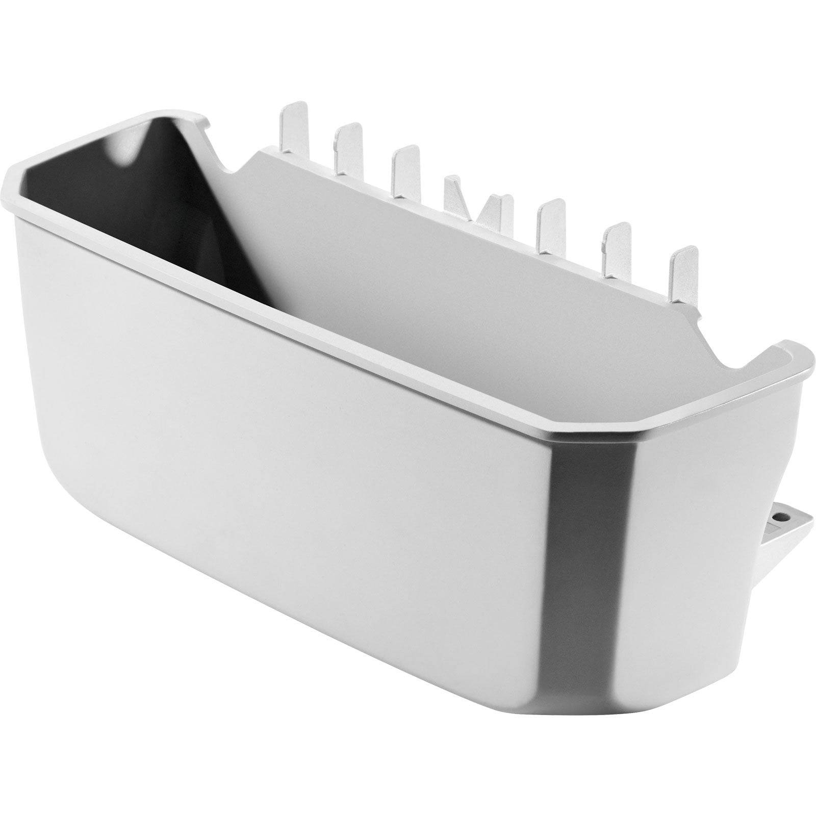 Ein metallischer Behälter mit offener Oberseite und mehreren Haken an einer Kante, wahrscheinlich zum Halten von Küchenutensilien oder Werkzeugen, vor weißem Hintergrund.