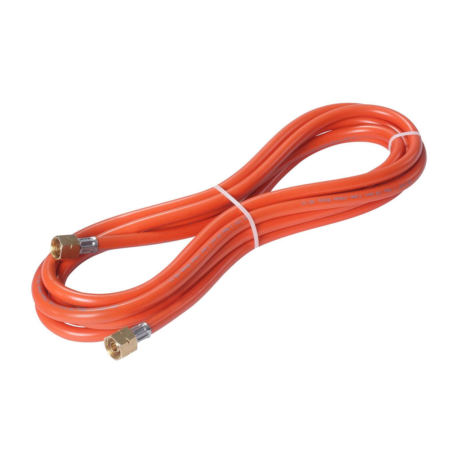 Ein orangefarbener Gasschlauch, der in einer Acht-Form aufgewickelt ist, mit Messinganschlüssen an jedem Ende.