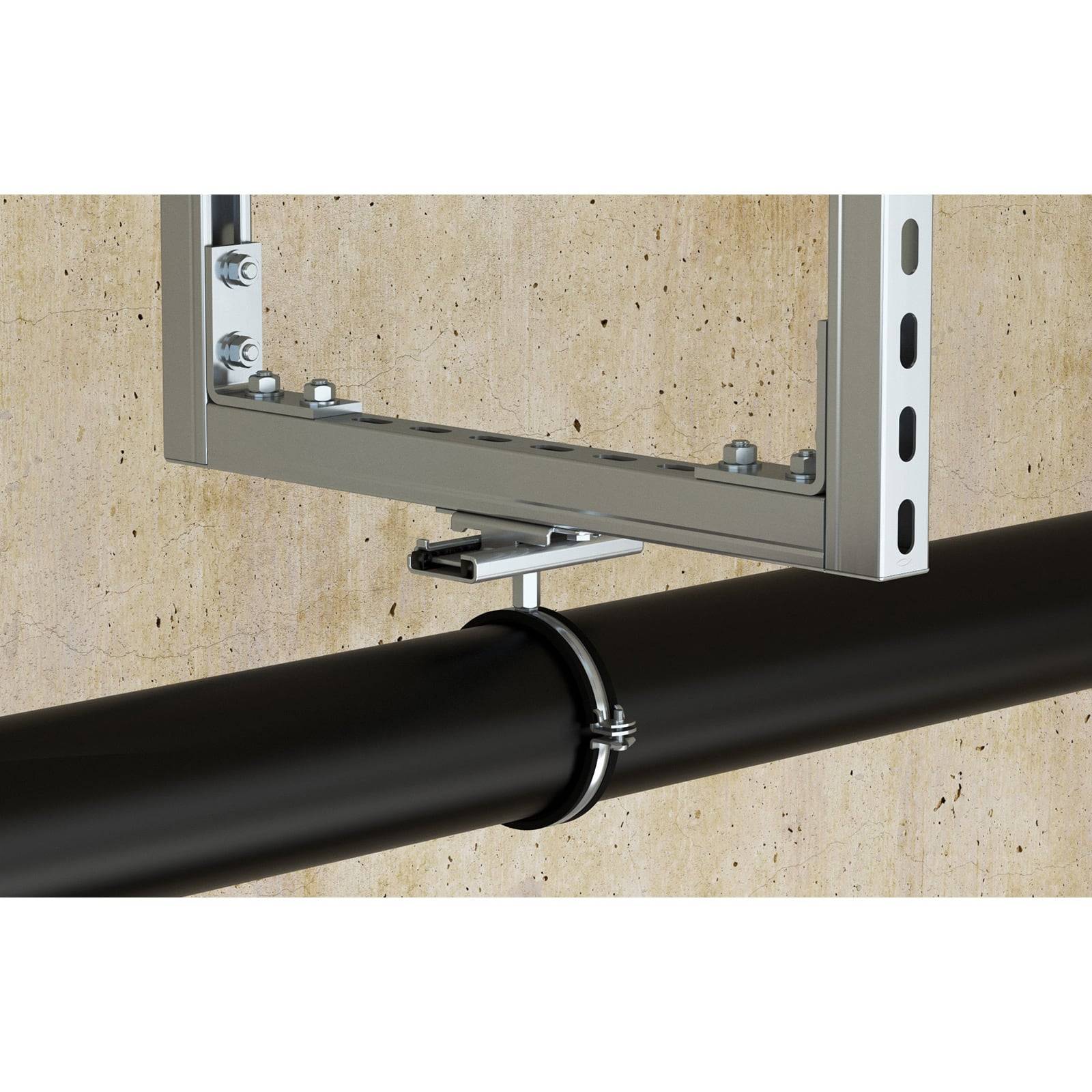 Eine Metallhalterung, die an einer Wand befestigt ist, sichert ein horizontales schwarzes Rohr mit einer Schelle und veranschaulicht ein Detail einer Sanitärinstallation.