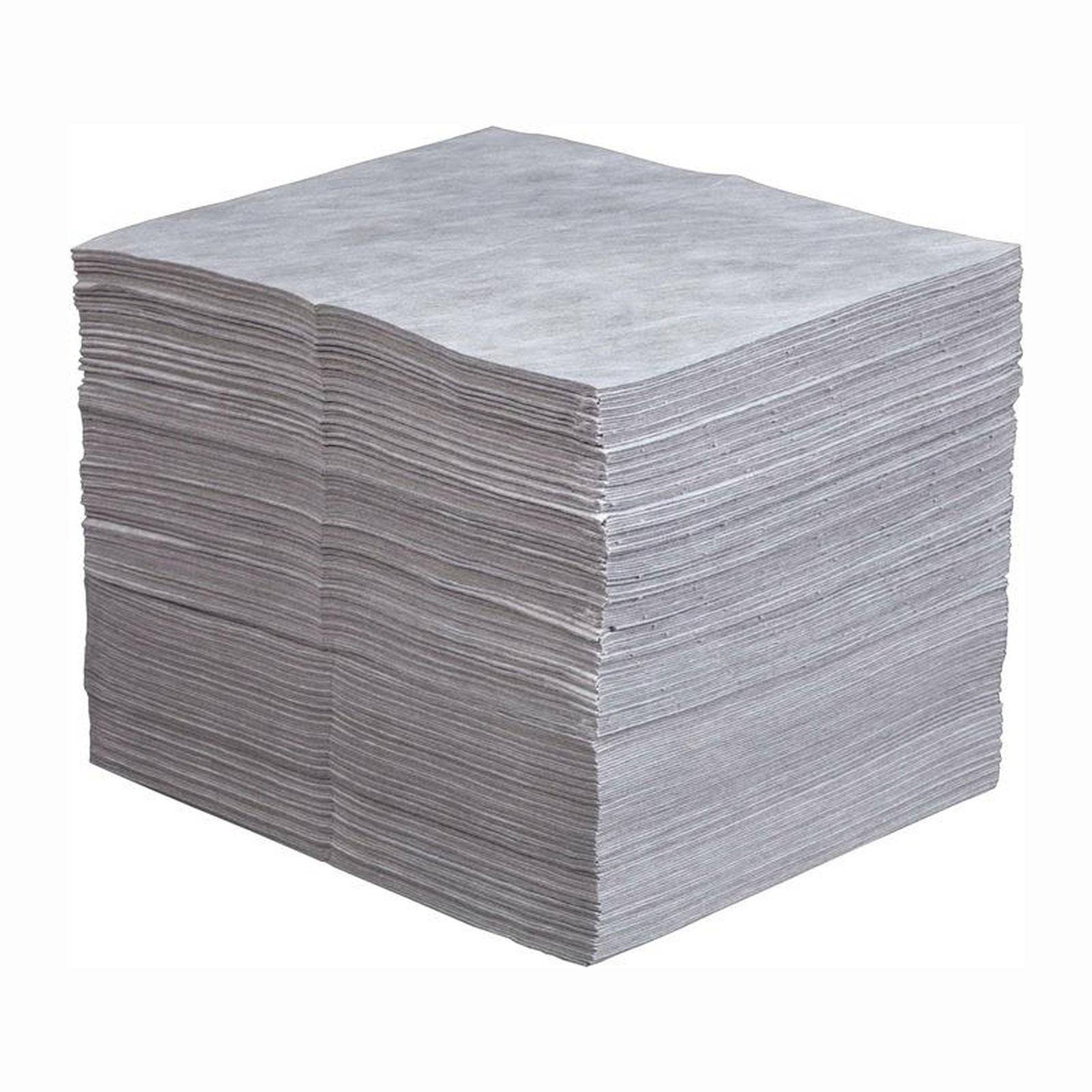 Ein großer Stapel grauer Saugpads, verwendet zum Aufsaugen von Verschüttungen oder überschüssigen Flüssigkeiten, der vor einem weißen Hintergrund präsentiert wird.