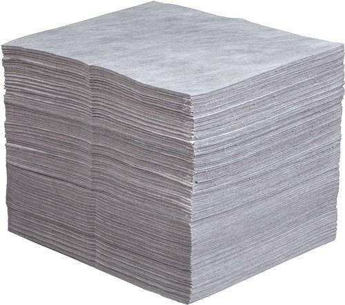Ein großer Stapel leerer, grauer Blätter, ordentlich gestapelt, von der Seite betrachtet, wobei die Kanten der Blätter in einem zusammengedrückten Block zu sehen sind.