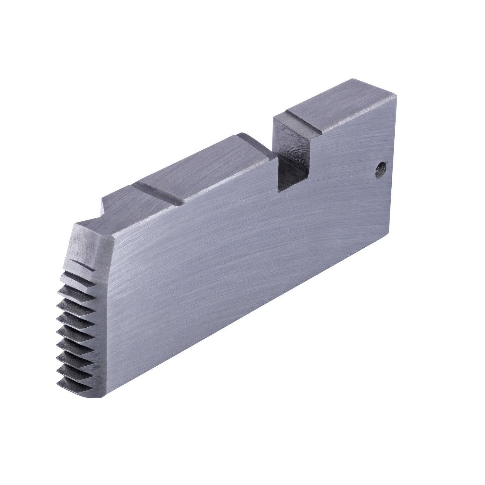 „Ein silbernes Metallstück mit zahnradähnlichen Zähnen an einer Kante, das eine kleine Öffnung an einer anderen Seite aufweist. Deutliche charakteristische Schnittdetails an der Oberseite.