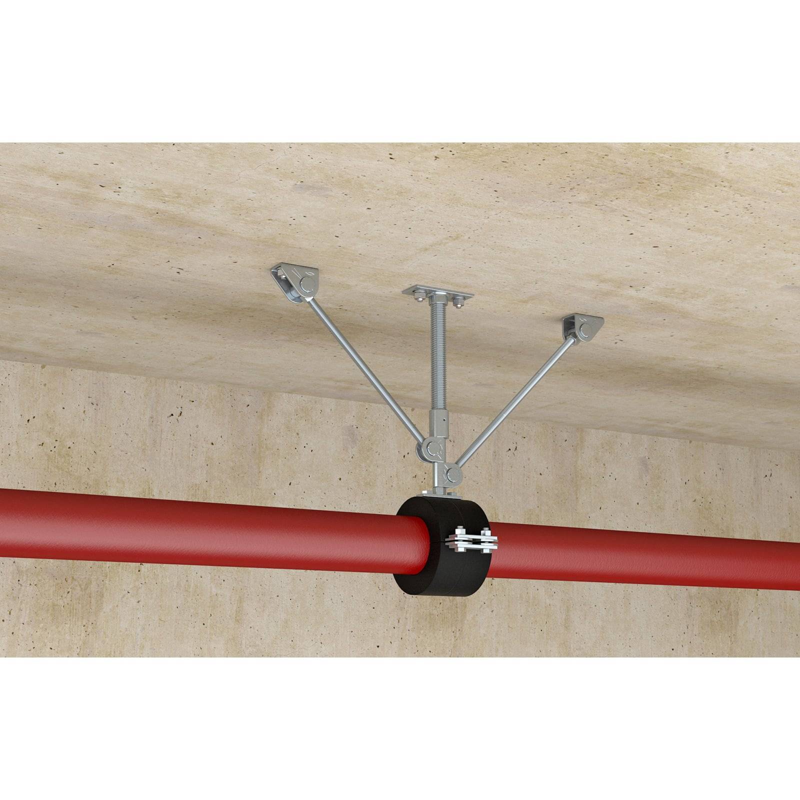 Eine rote Rohre hängt von einer Betondecke ab und wird mittels einer Metallhalterung mit zwei zusätzlichen, nach außen geneigten Stützstangen befestigt.