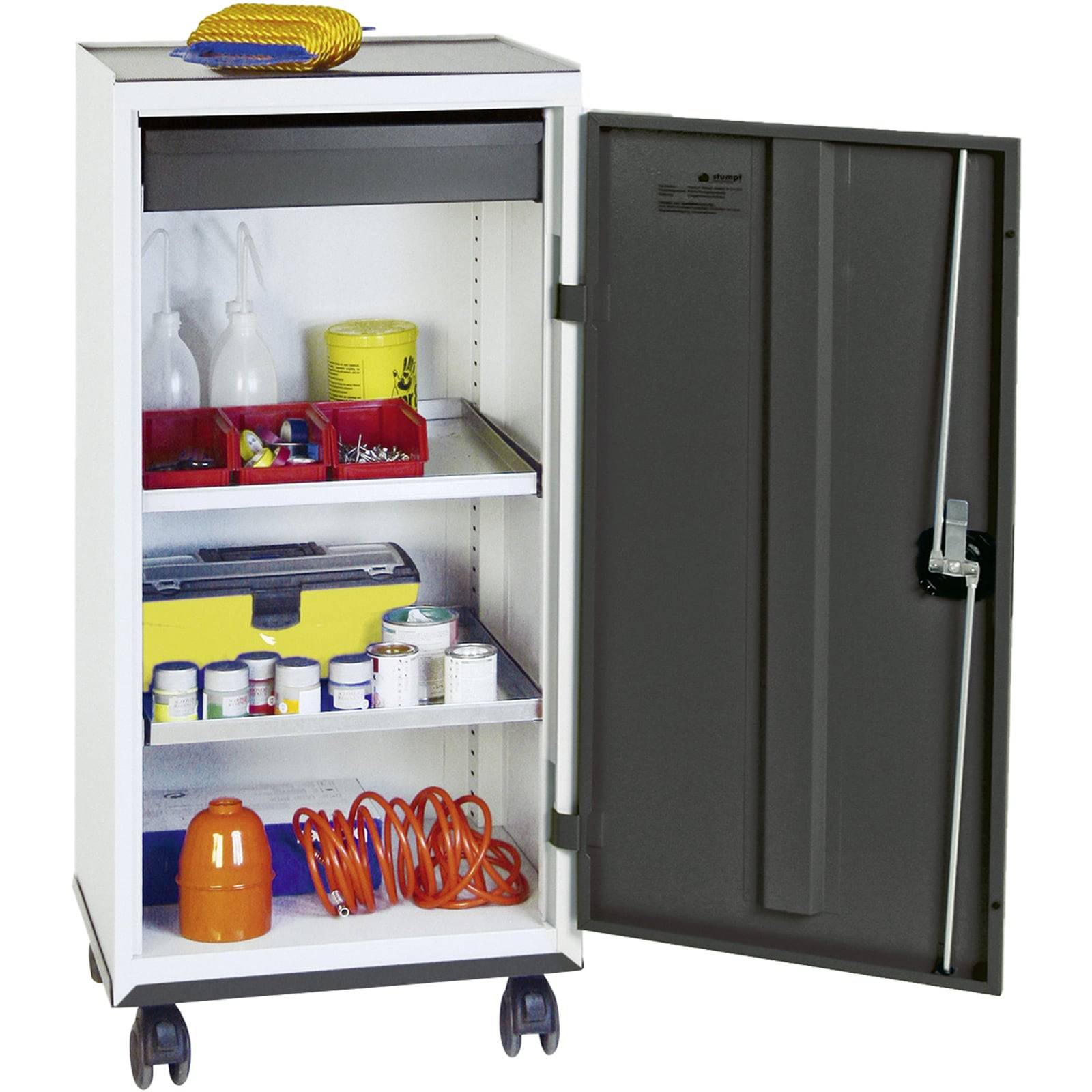 Ein Rollschrank mit offener Tür, der geordnete Regale mit Flaschen, Reinigungsmitteln und verschiedenen Behältern zeigt.