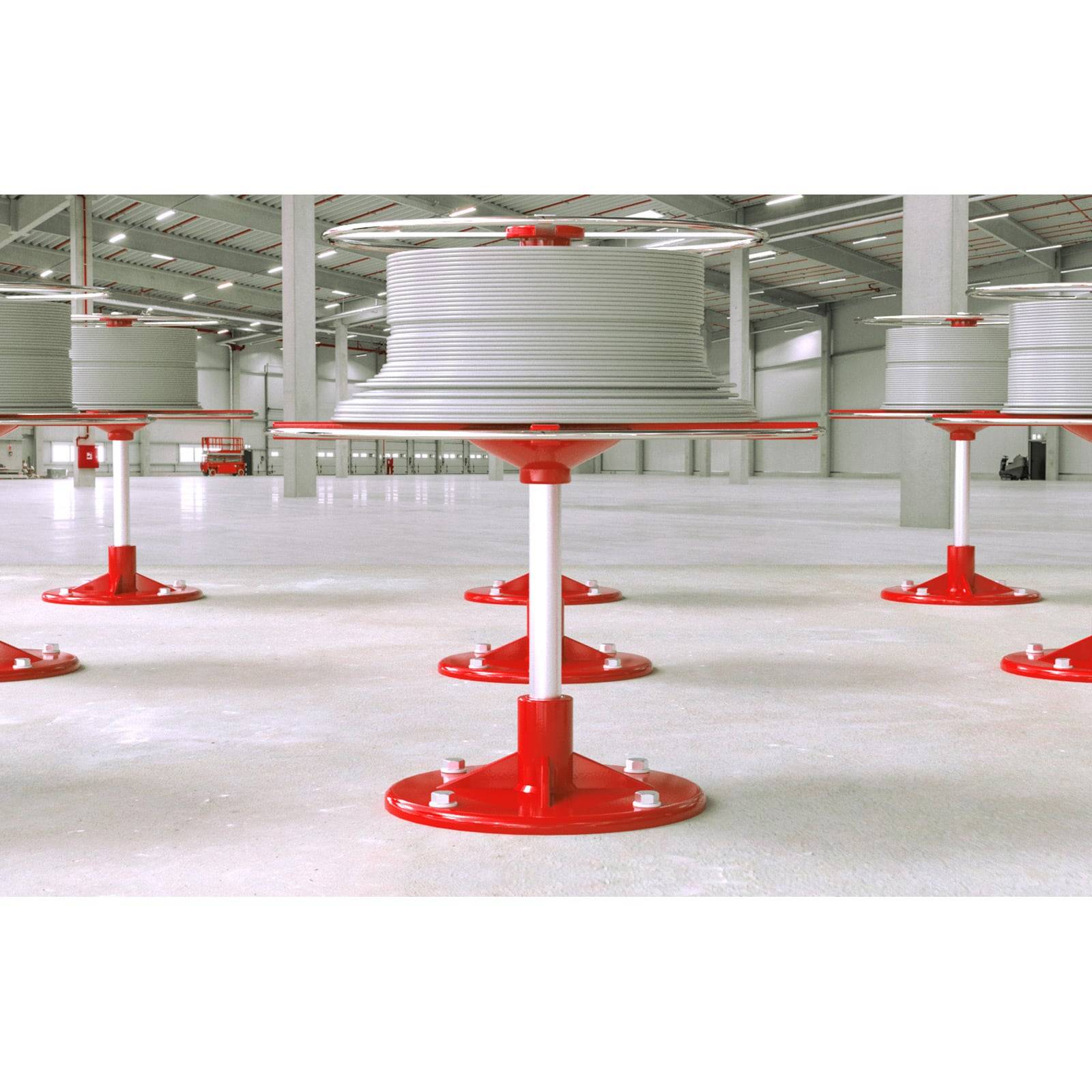 Große industrielle Deckenventilatoren in einem geräumigen Fabrikbereich mit hohen Decken und Betonböden.