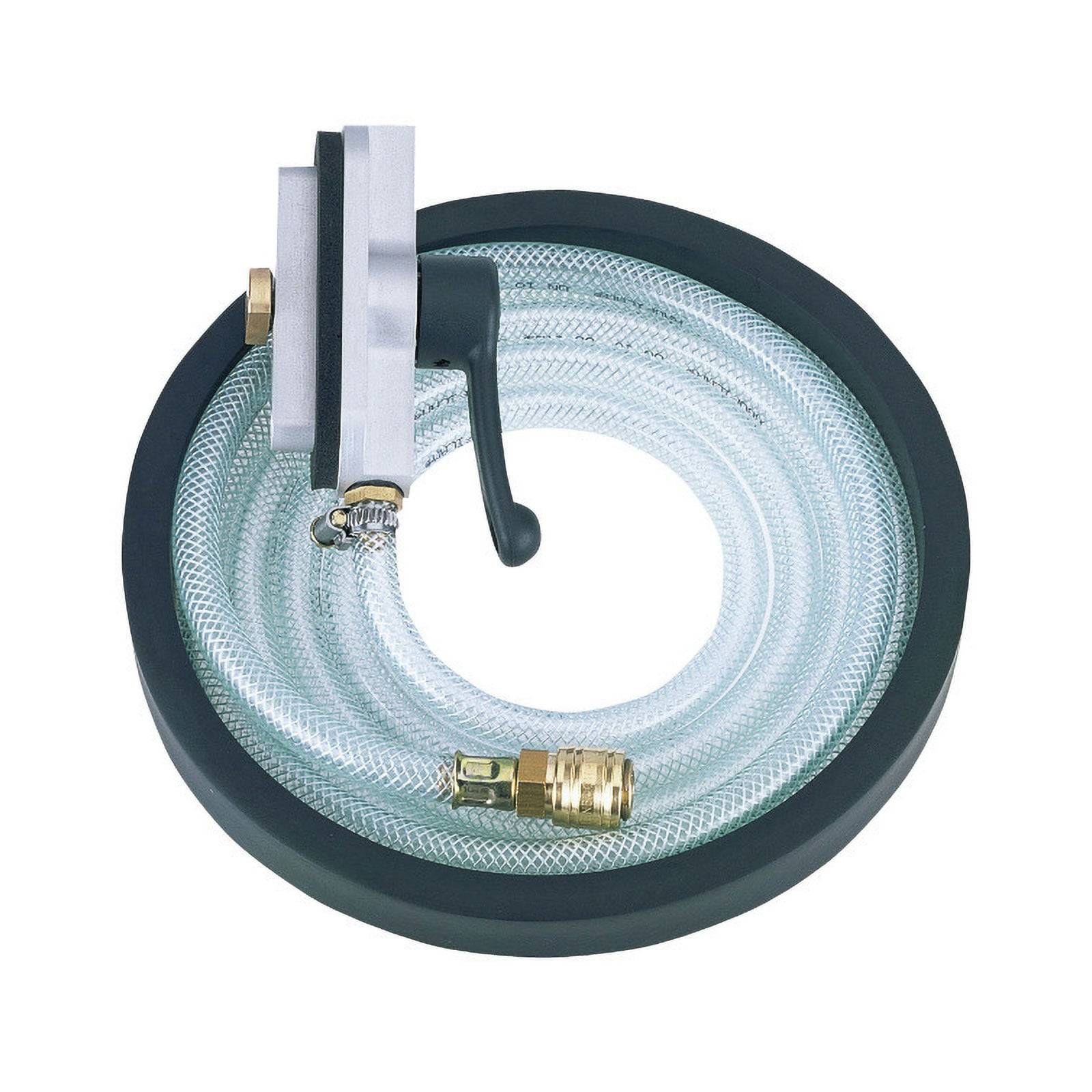 Aufgerollter Gartenschlauch mit verstellbarem Sprühaufsatz und Messingfittings, konzipiert für effizientes Bewässern und einfache Aufbewahrung.