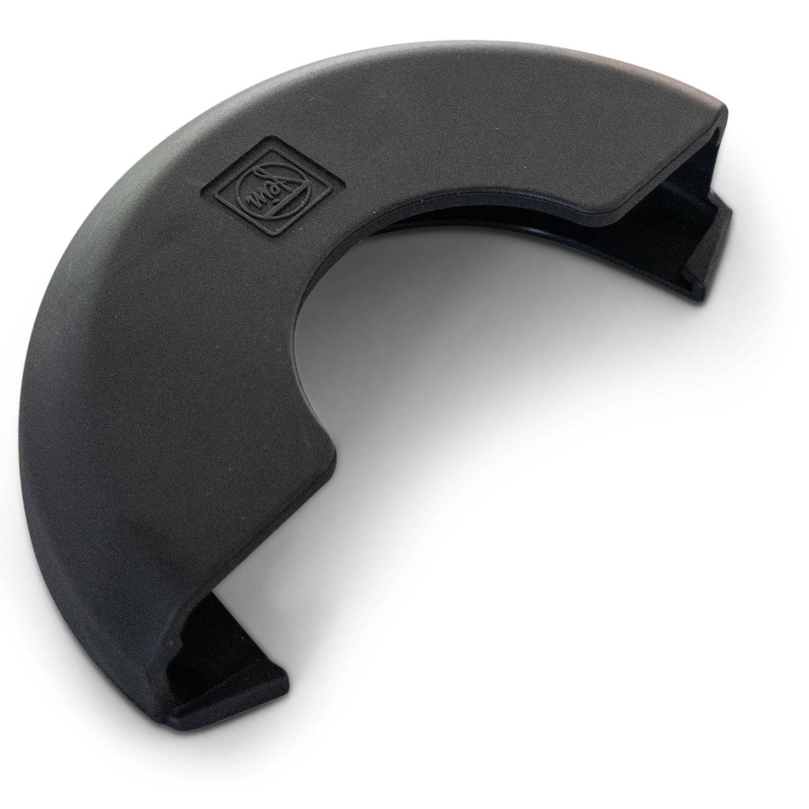 Schwarze C-förmige Plastikklammer mit einem kleinen Logo auf der Oberfläche. Entwickelt, um Kabel effizient zu halten oder zu organisieren.